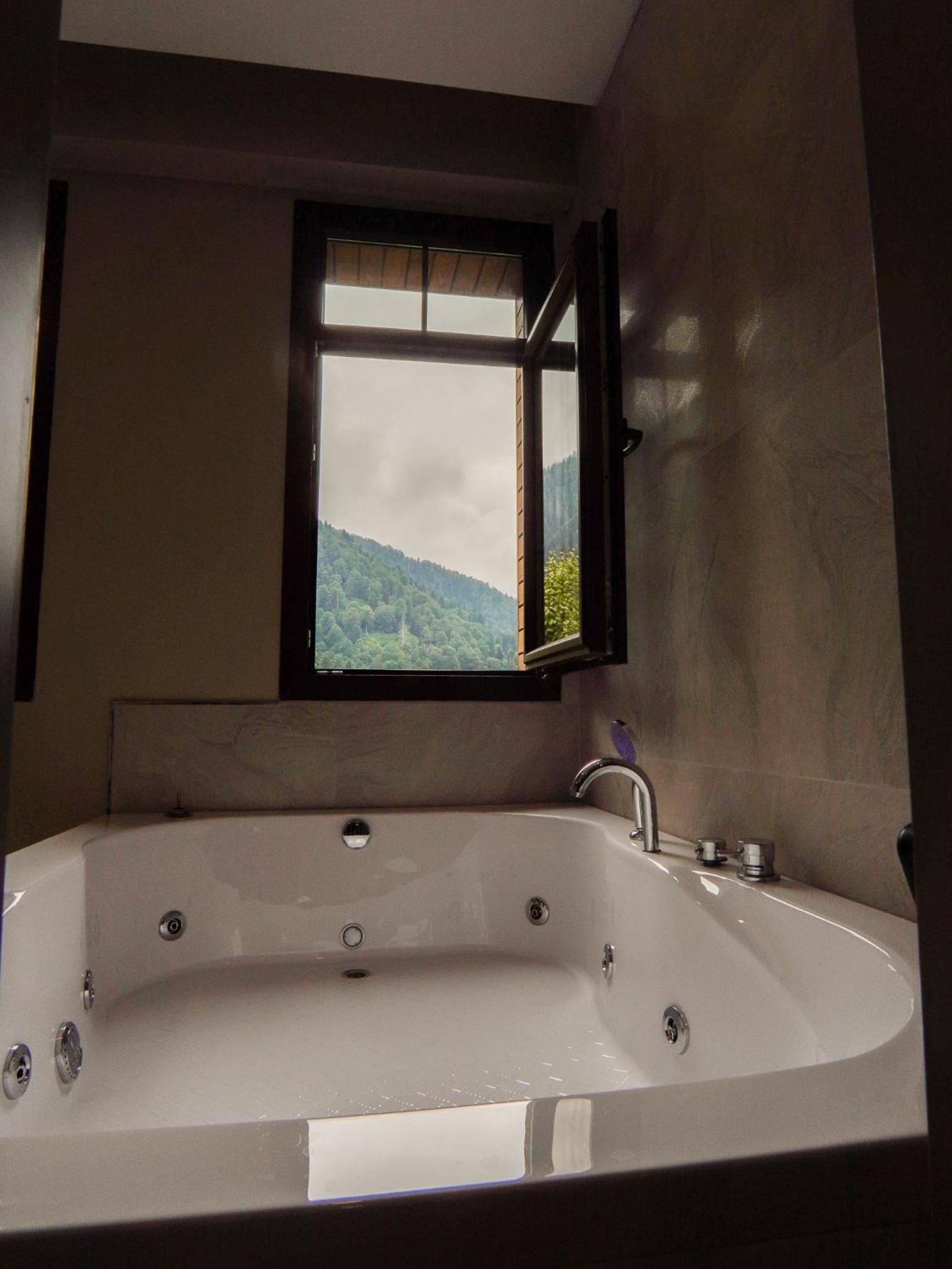 Double Room with Spa Bath photo 3