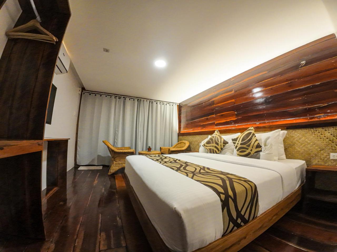 Deluxe King Room photo 1