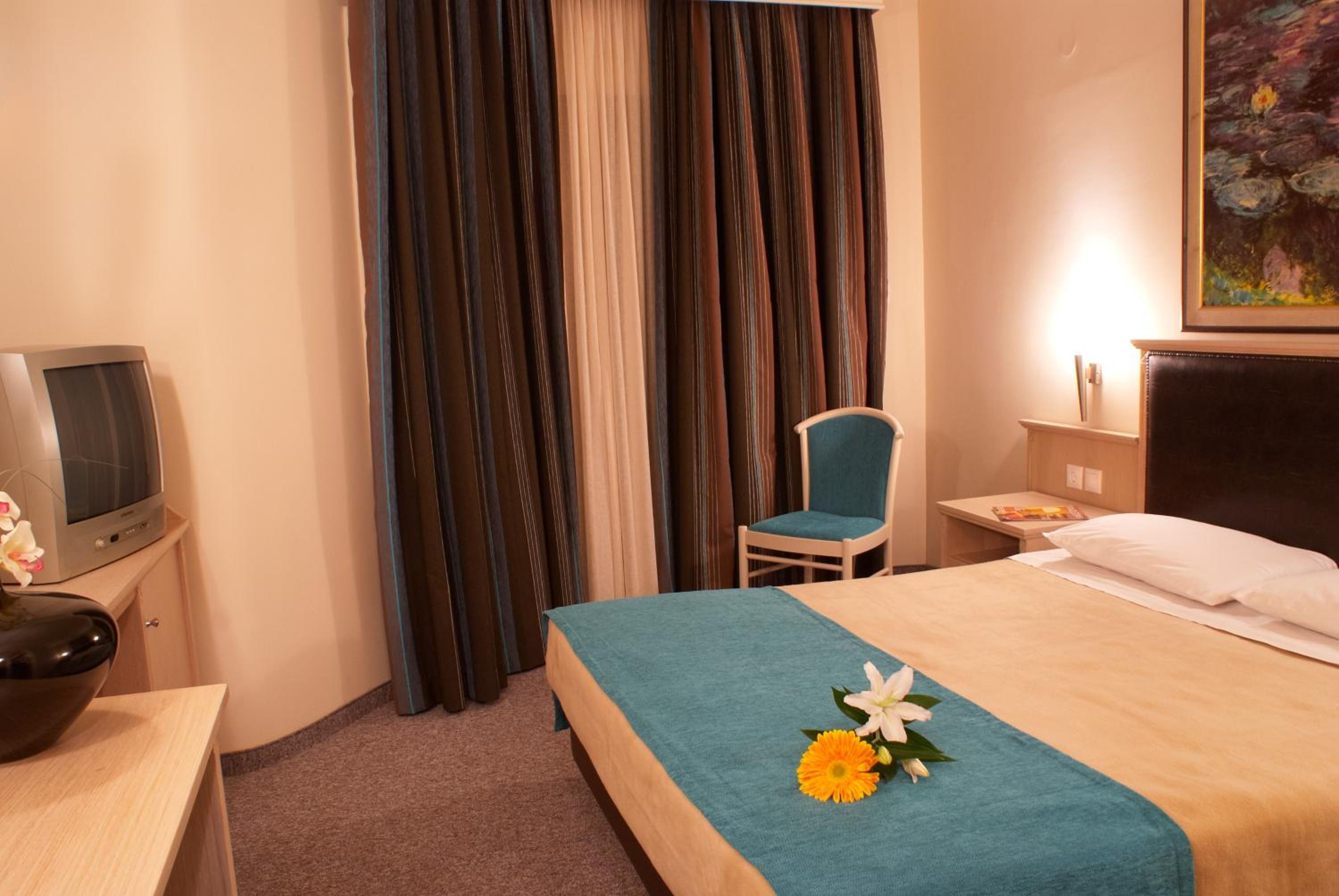 Double or Twin Room - Photo 3