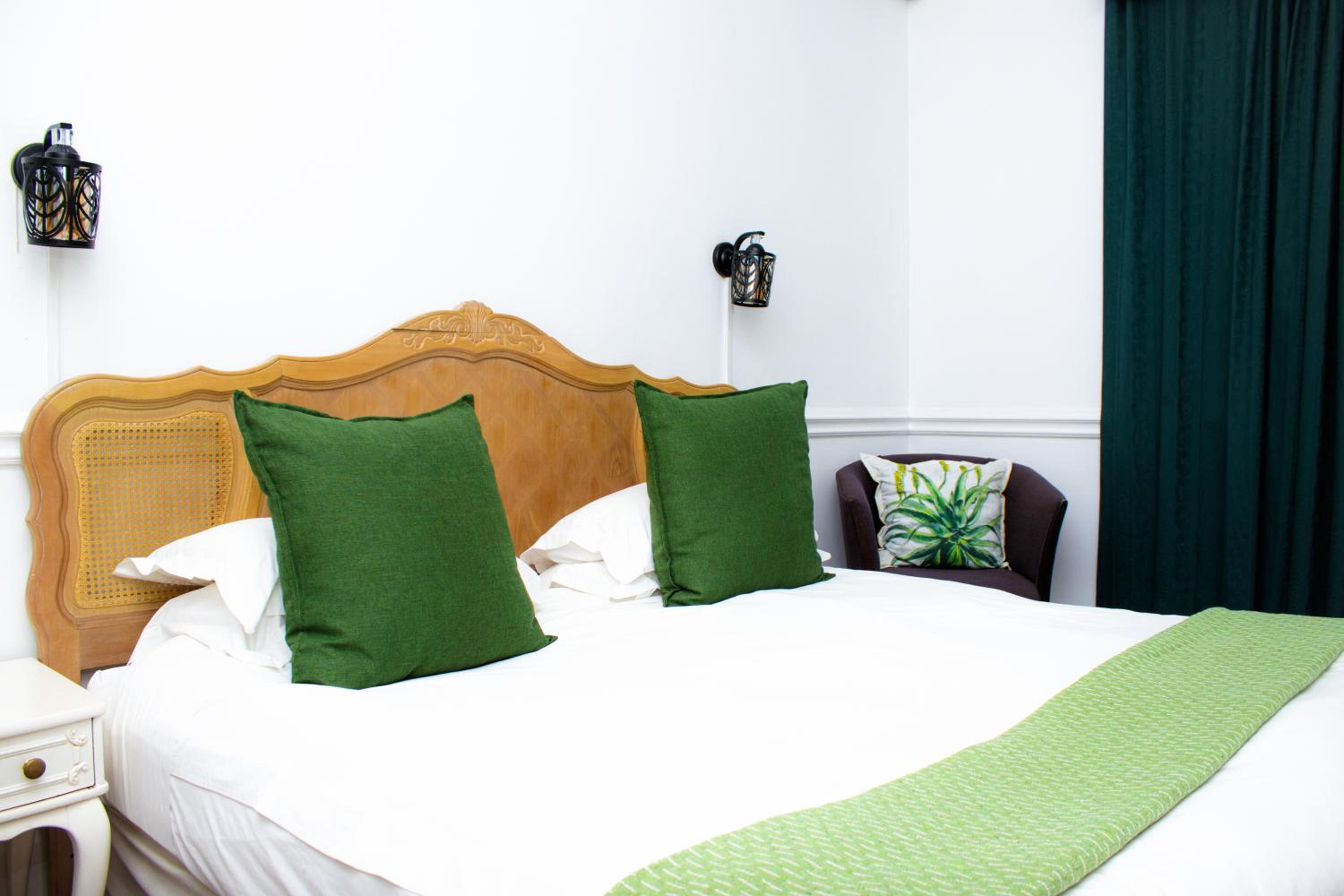 Large Double or Twin Room - Photo 8