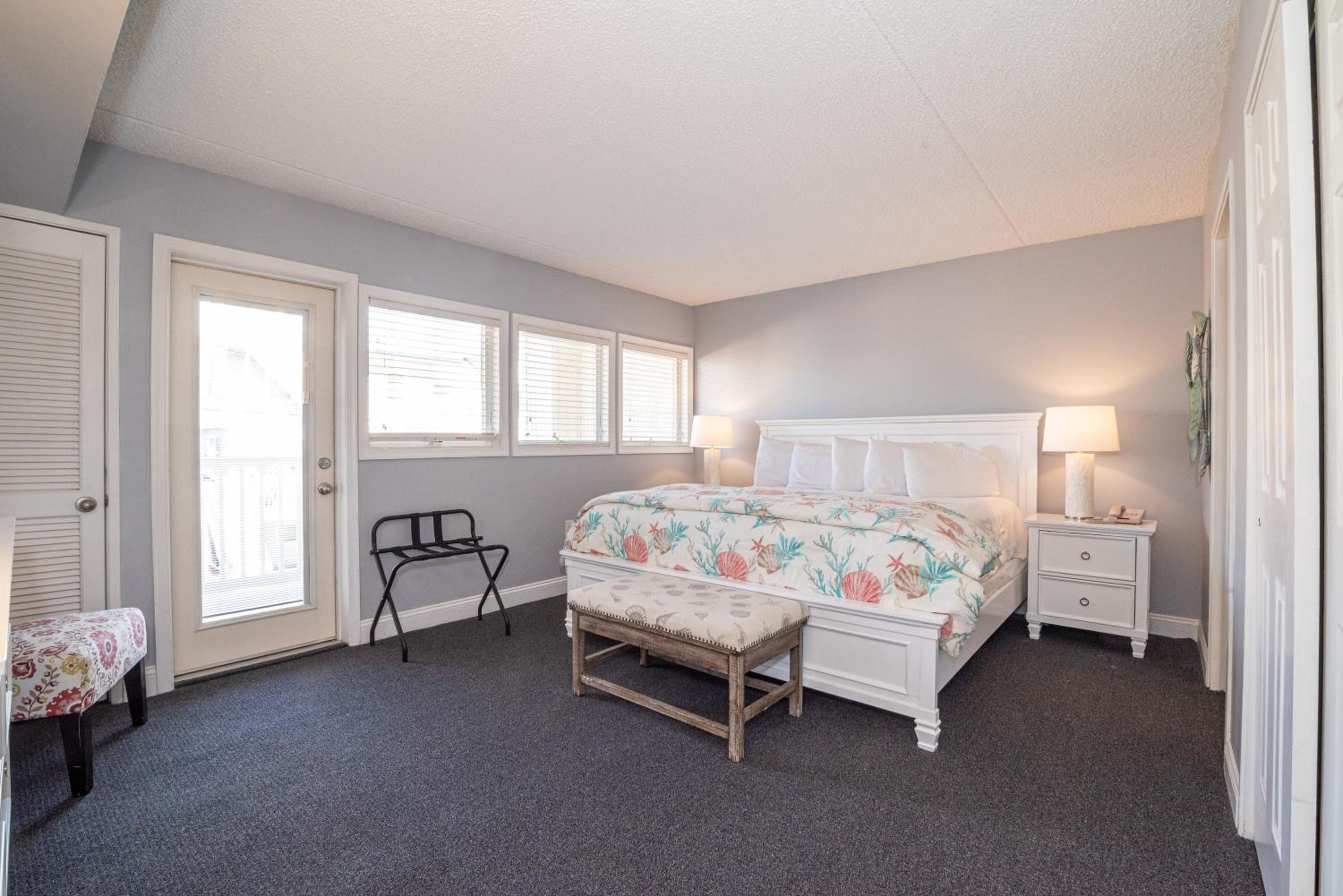 Deluxe King Suite photo 1