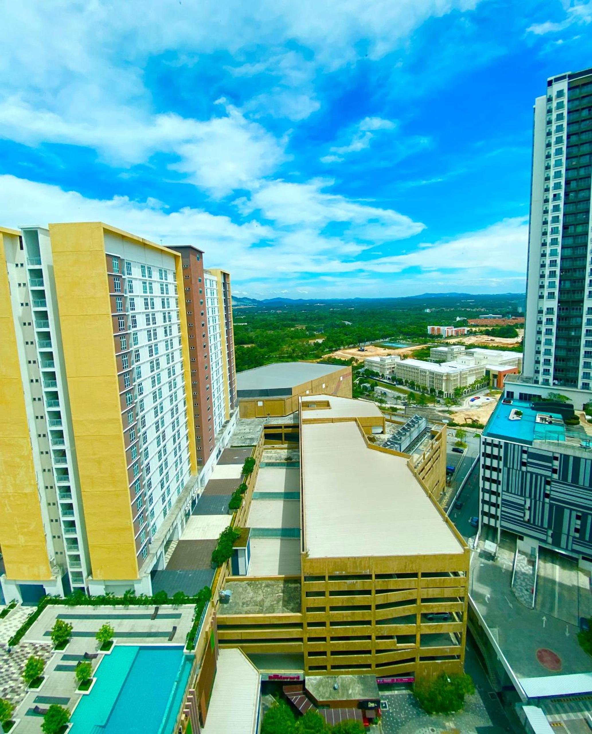 Apartment with Pool View