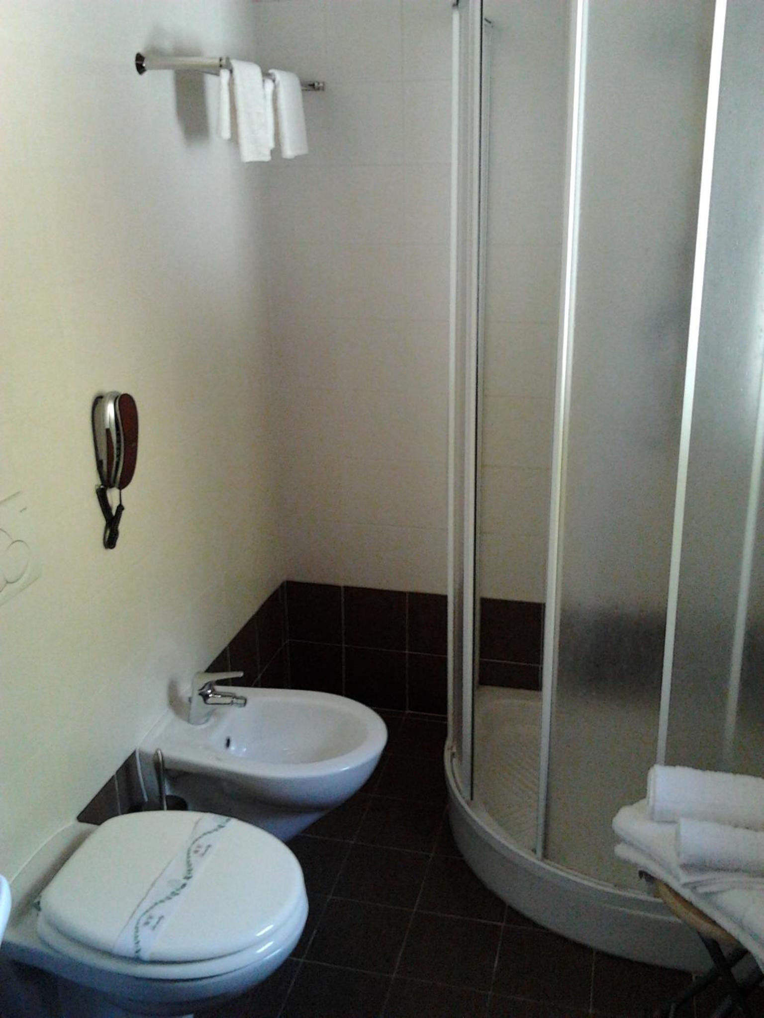 Double or Twin Room - Photo 7