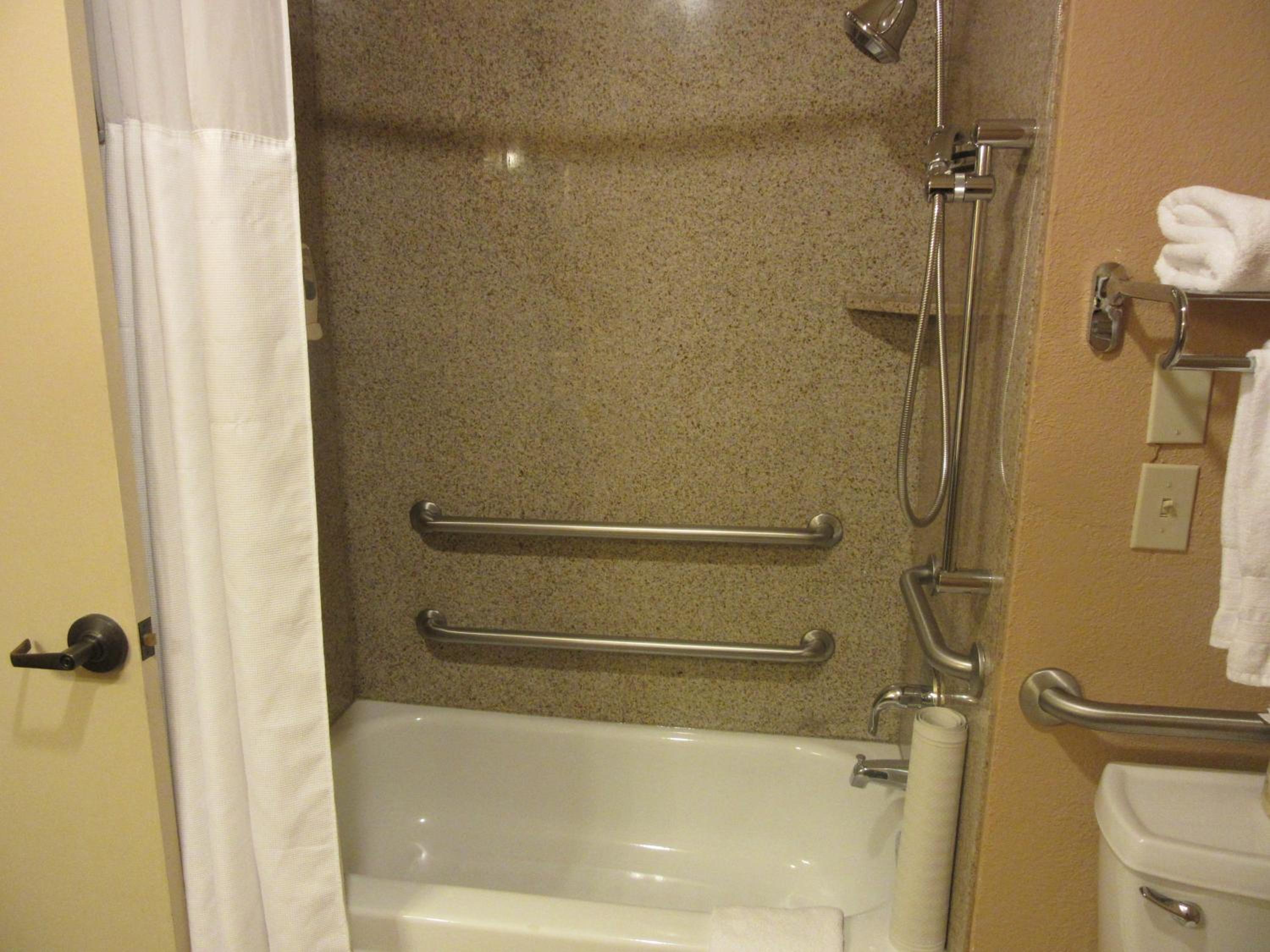 Queen Room with Two Queen Beds with Bath - Disability Access/Non-Smoking - Photo 11