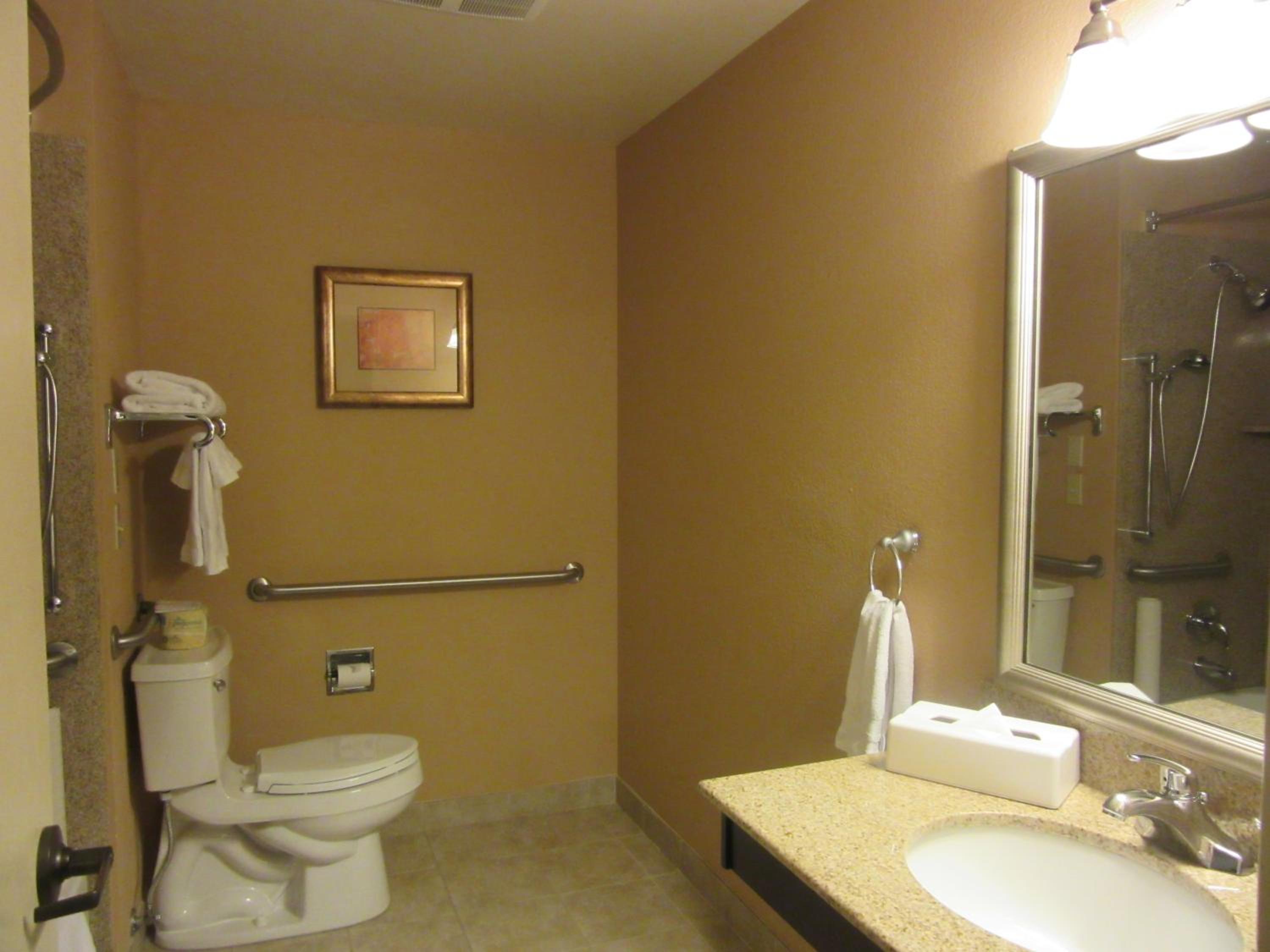 Queen Room with Two Queen Beds with Bath - Disability Access/Non-Smoking - Photo 3