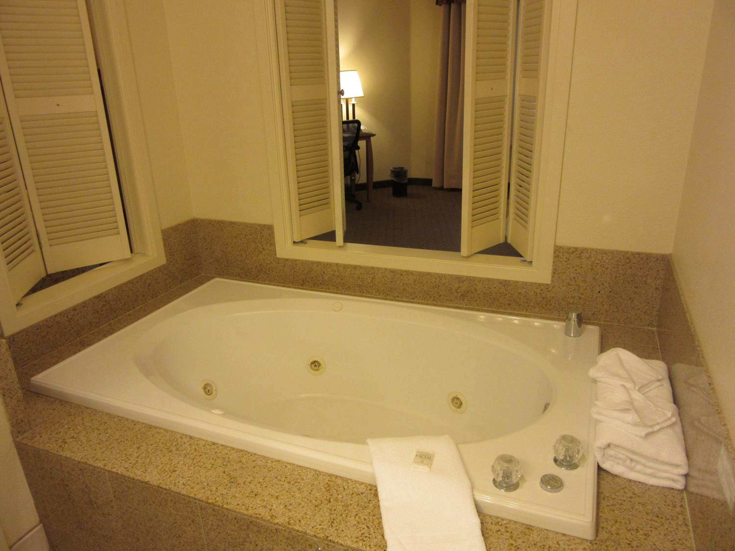 King Room with Fireplace - Non-Smoking - Photo 3