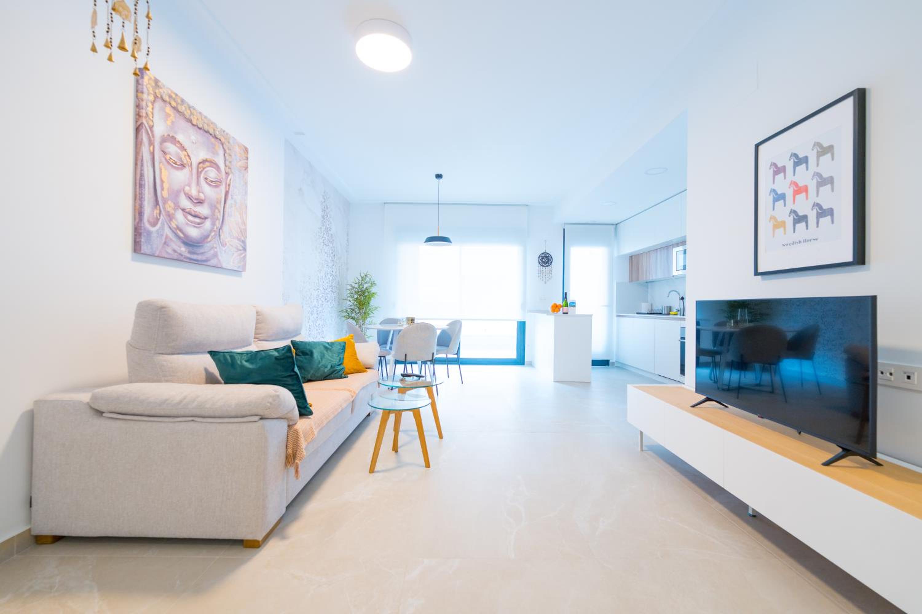 Apartamento de tres habitaciones con balcón