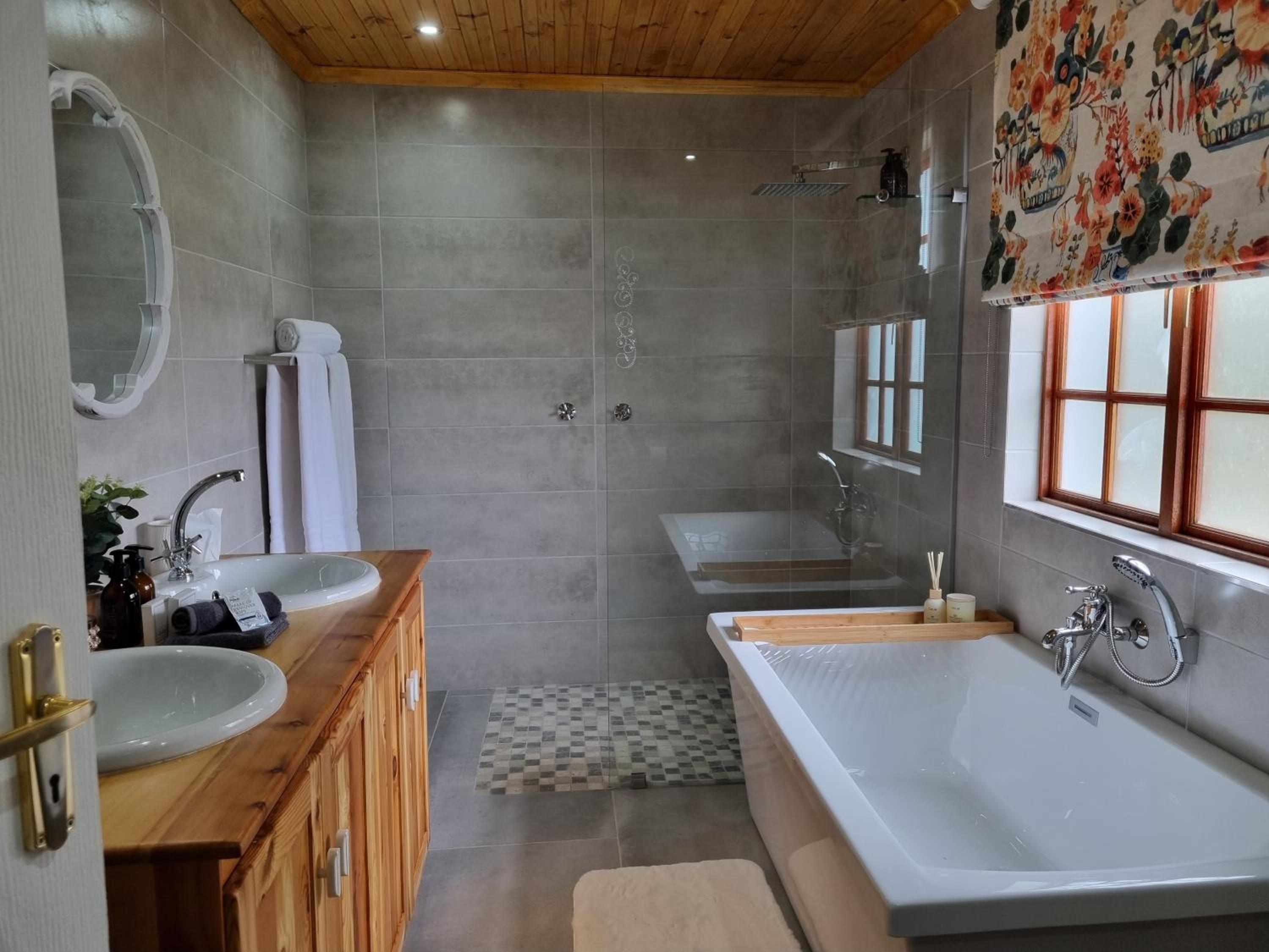 Suite - Photo 13