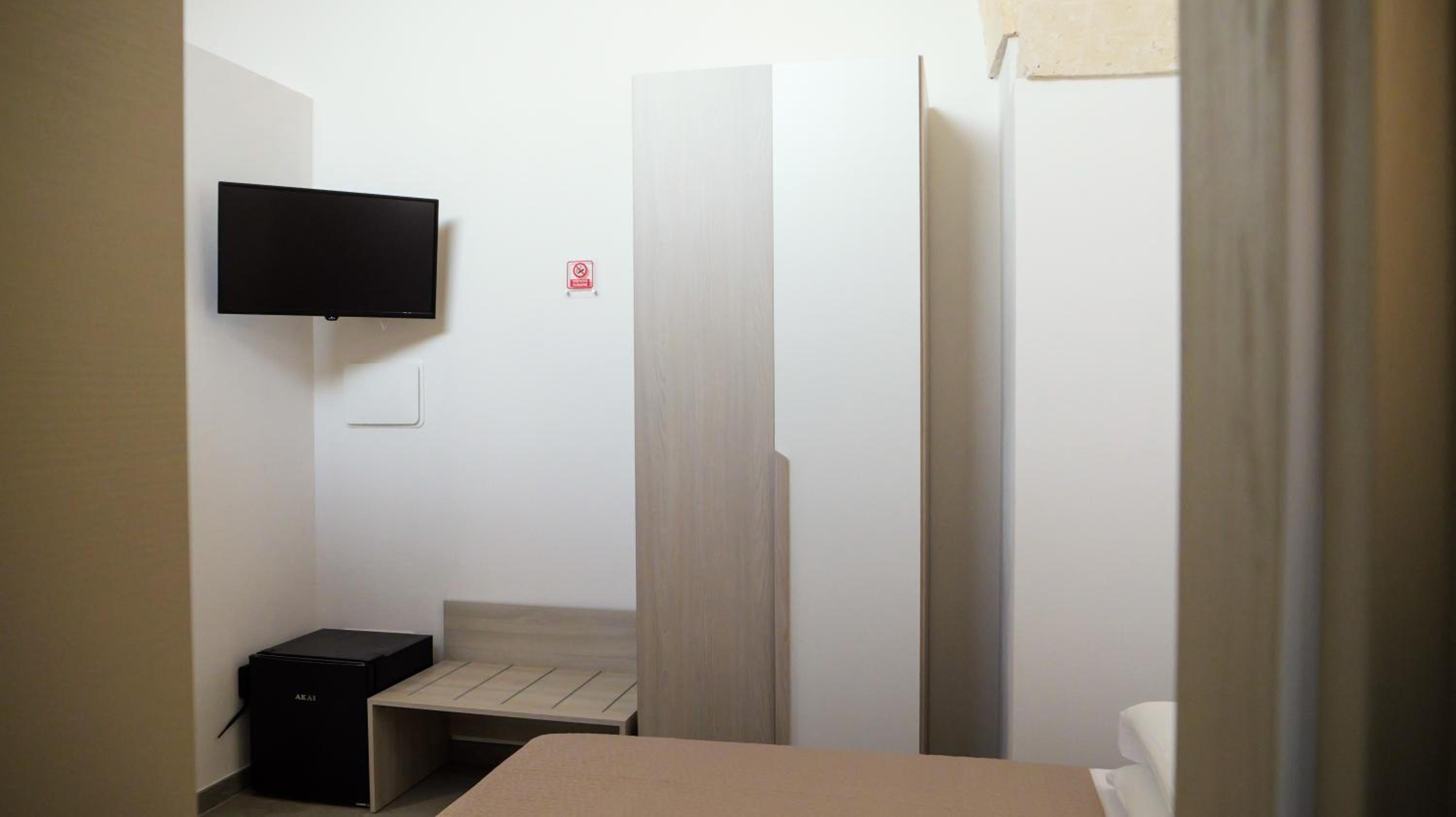 Single Room with Private Bathroom photo 2