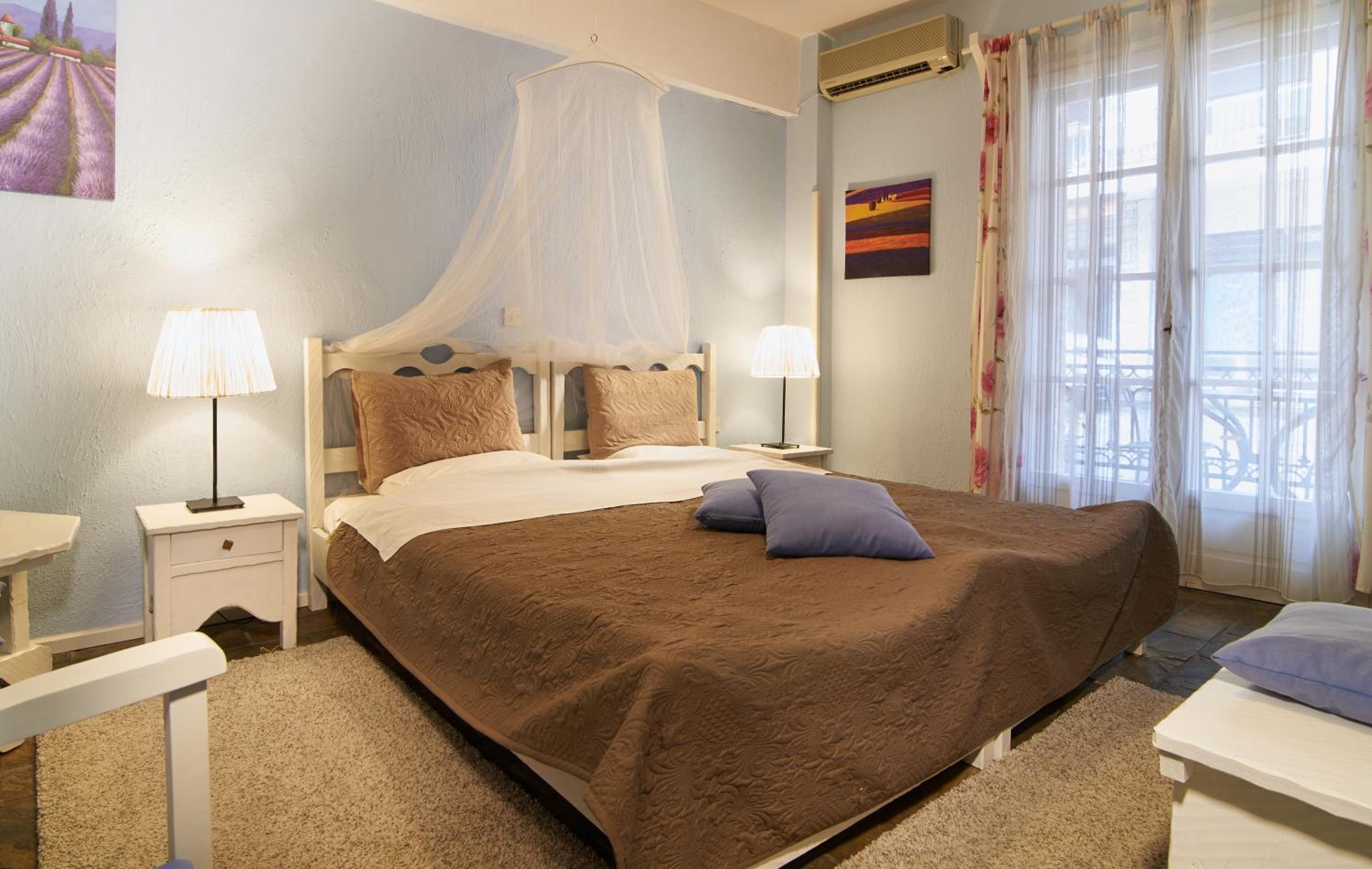 Two-Bedroom Family Apartment (4 Adults) with City View - Photo 4