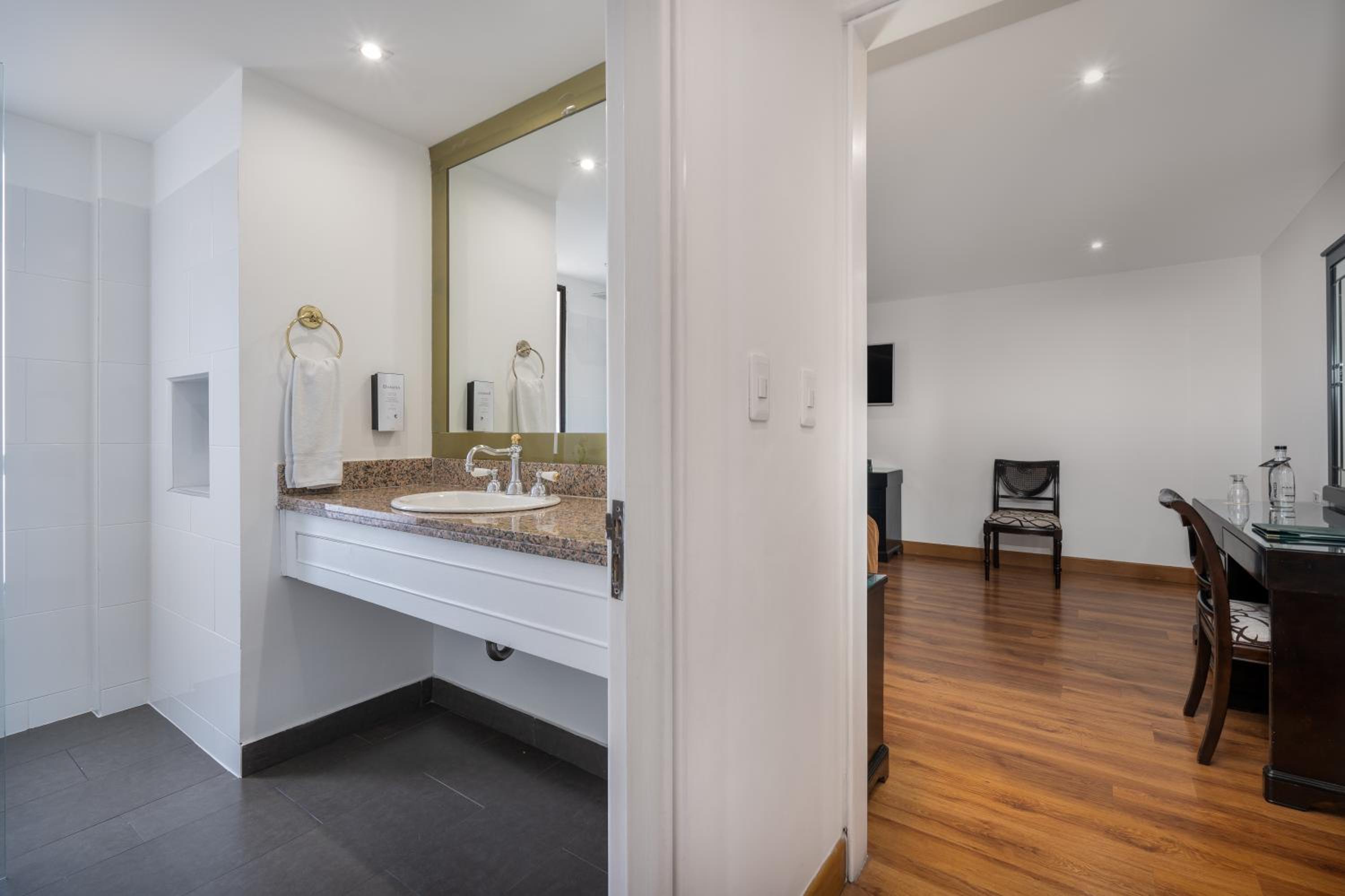 Twin Room - Photo 11