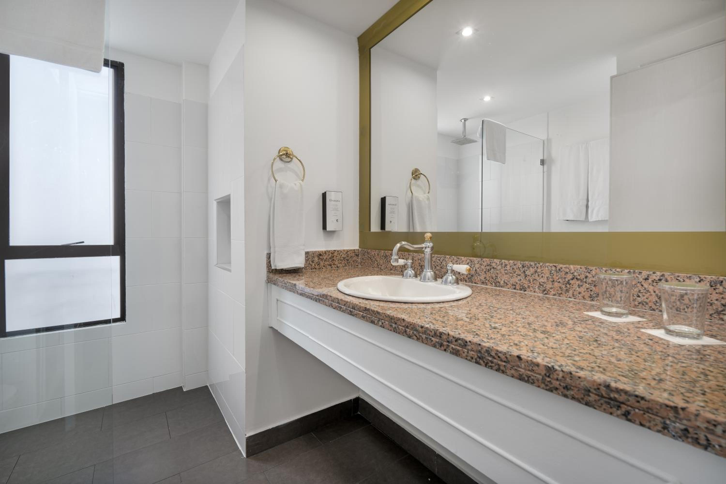 Twin Room - Photo 12