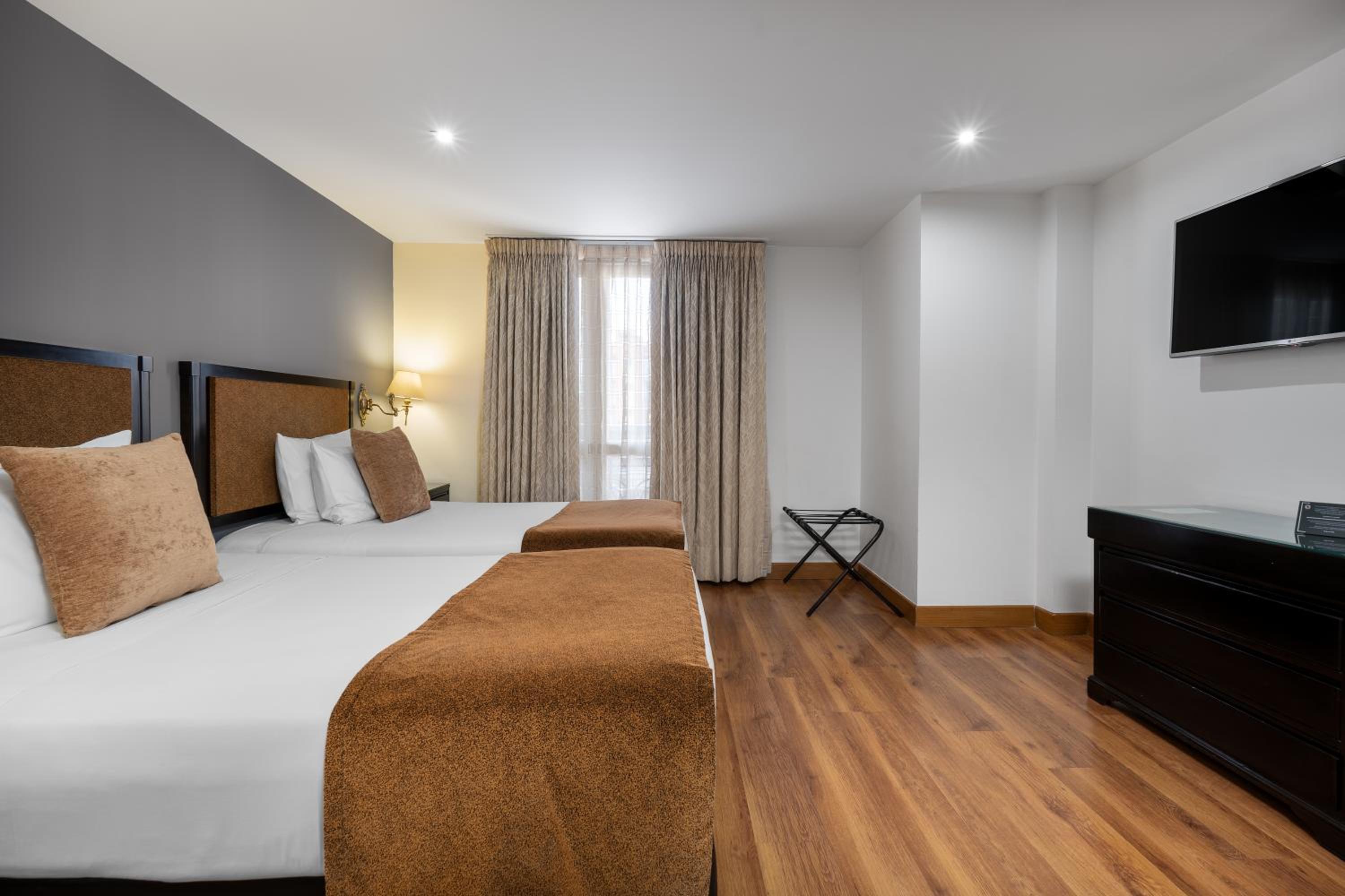 Twin Room - Photo 10