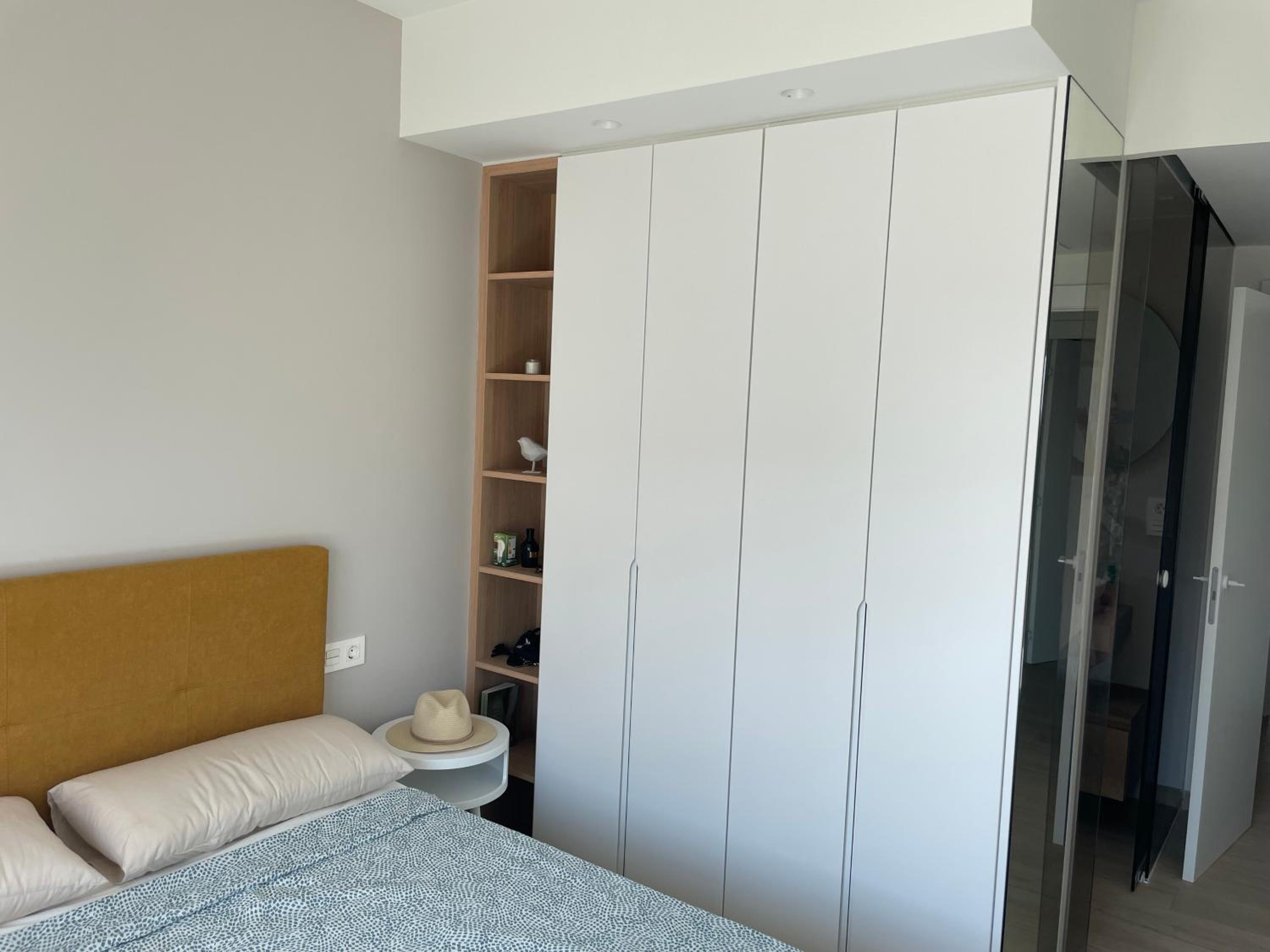 Apartamento de dos habitaciones con balcón y vista al mar