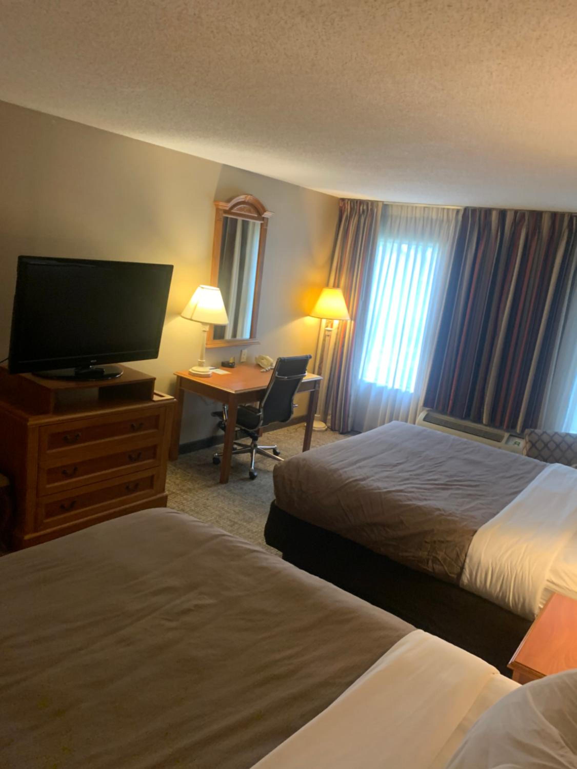 Queen Room with Two Queen Beds - Non-Smoking photo 3