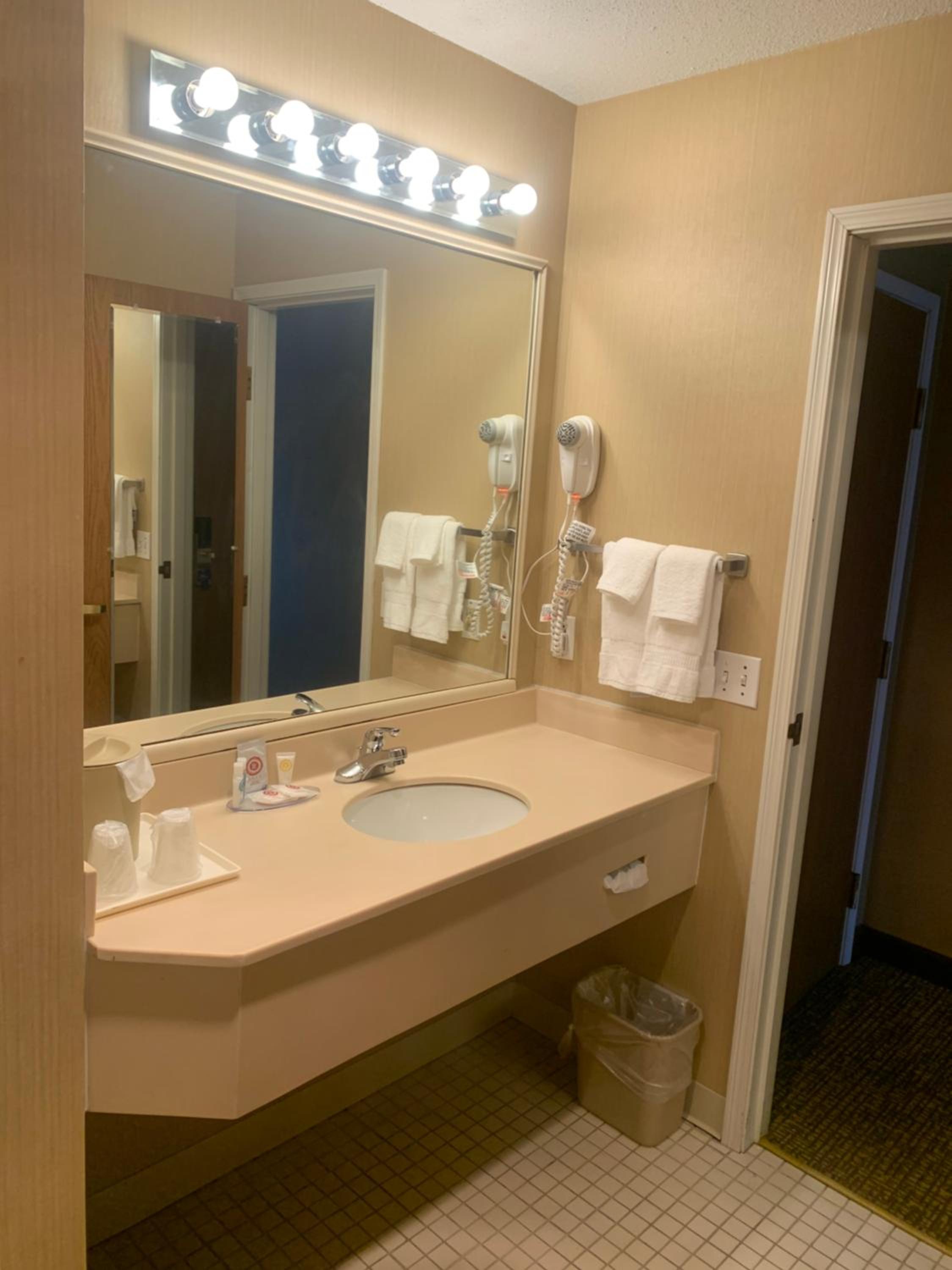 Business King Room - Accessible/Non-Smoking