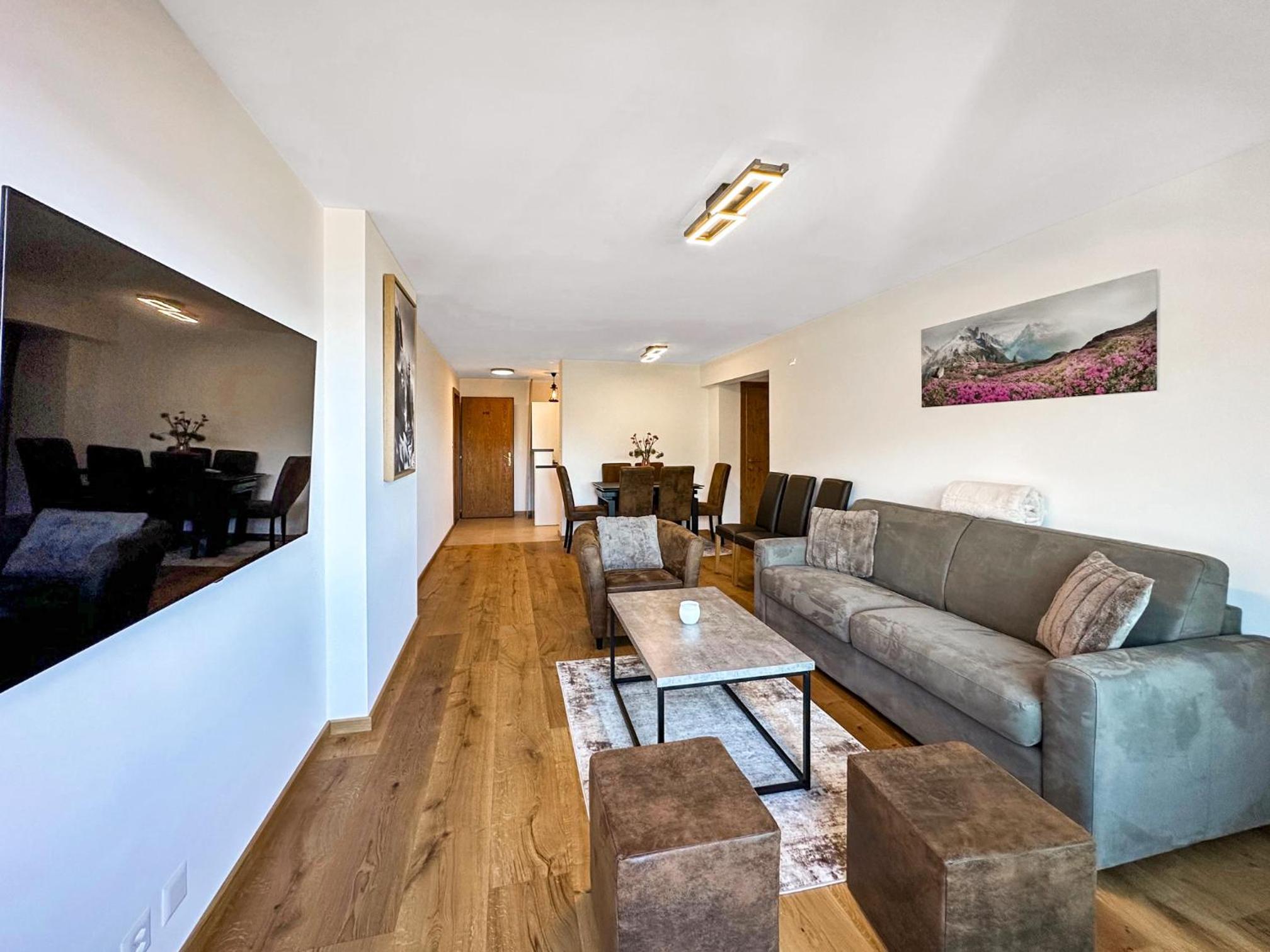 Apartment with Mountain View