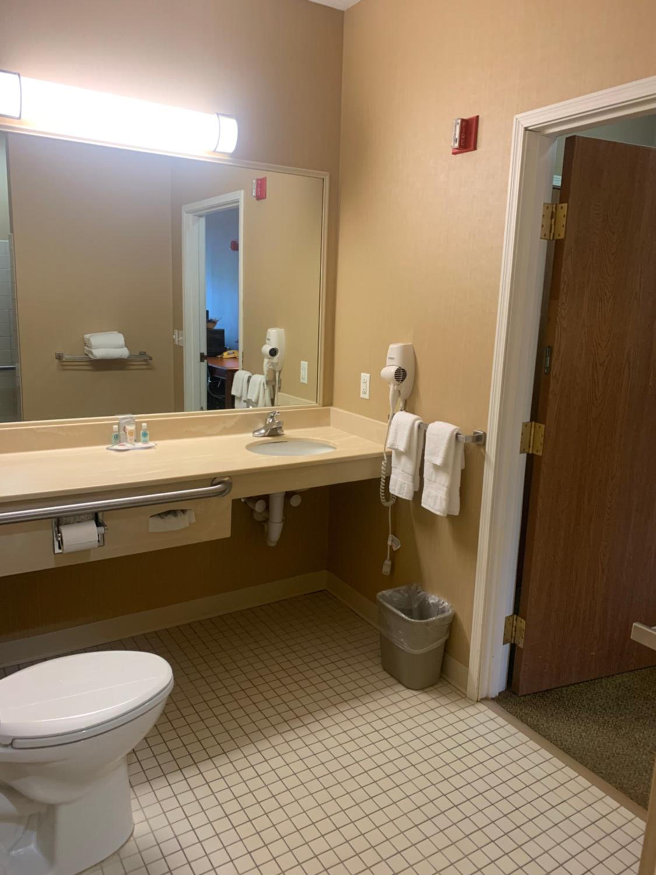 King Room - Accessible/Non-Smoking photo 3