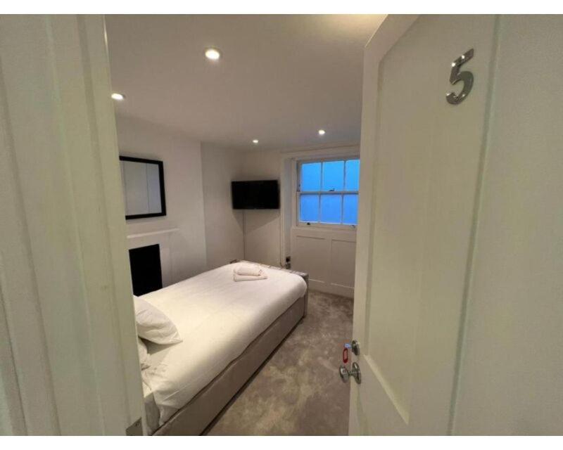 Single Room With Shared Bathroom photo 1