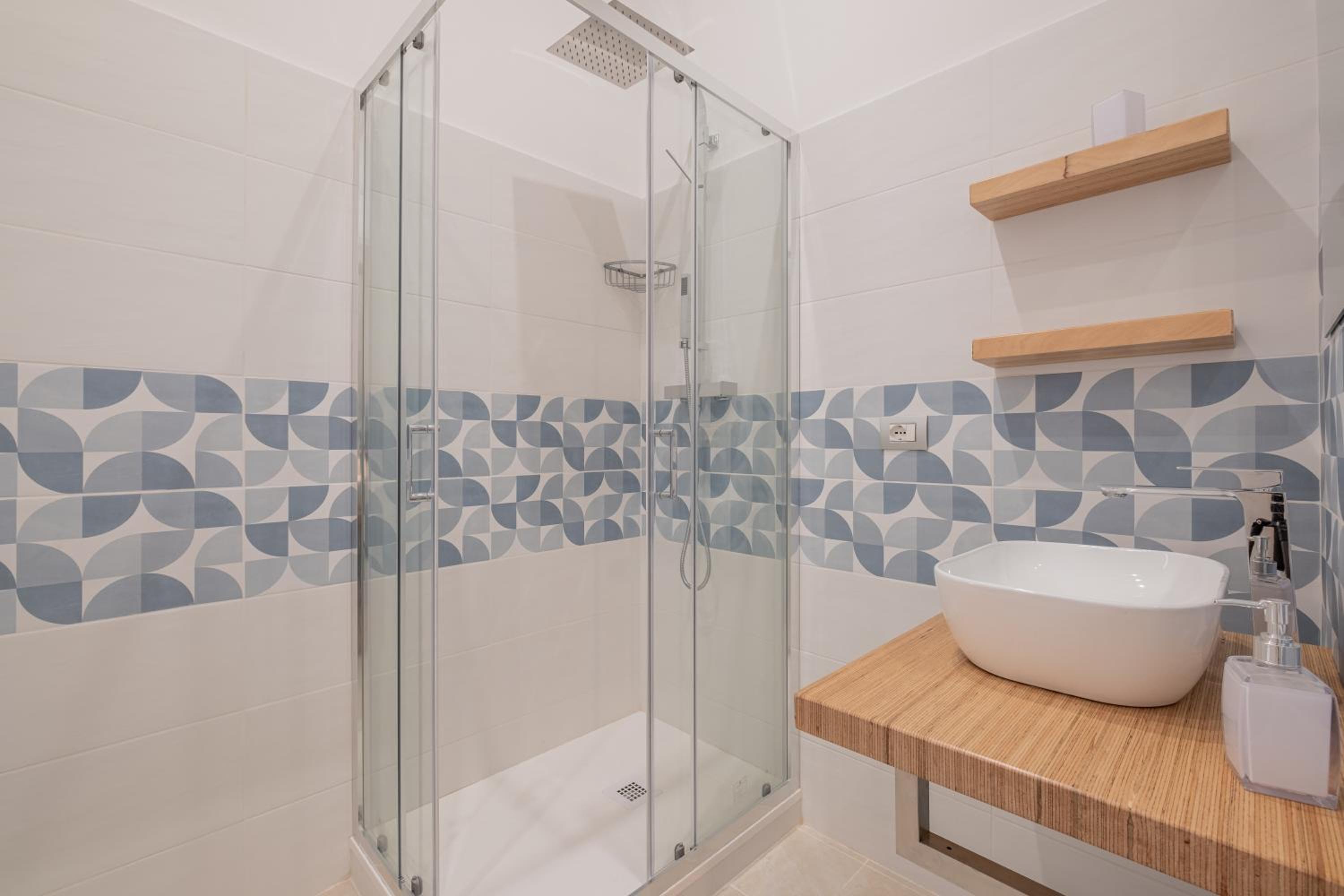 Twin Room with Private Bathroom photo 2