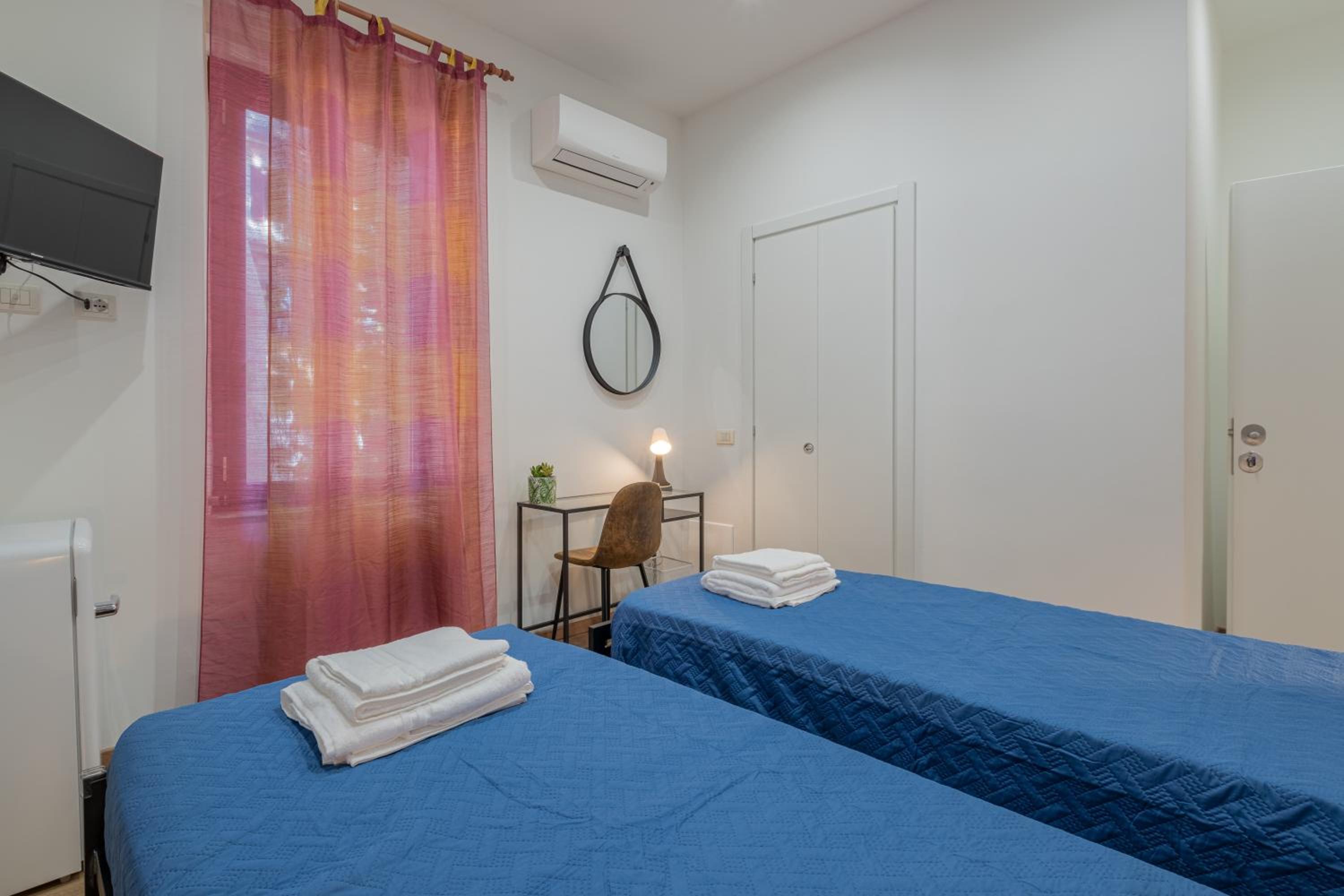 Twin Room with Private Bathroom photo 3