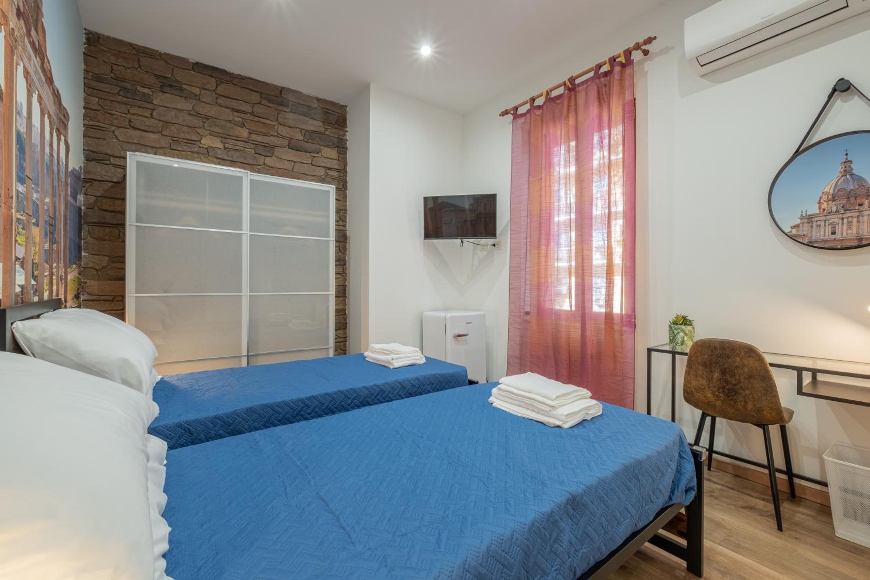 Twin Room with Private Bathroom photo 2