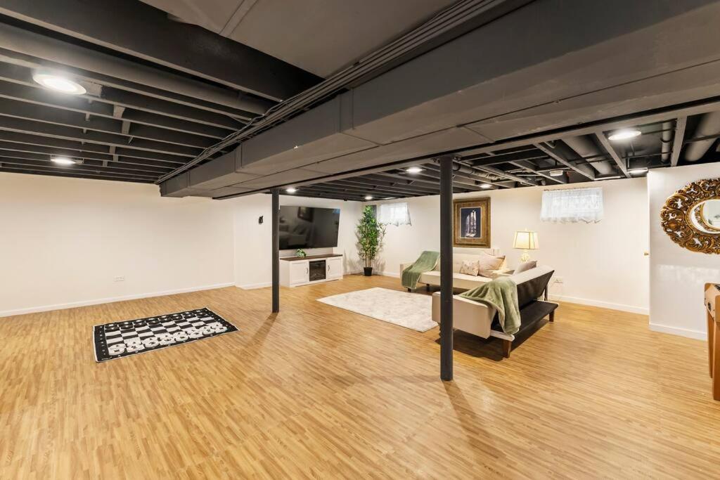 Six-Bedroom House photo 3