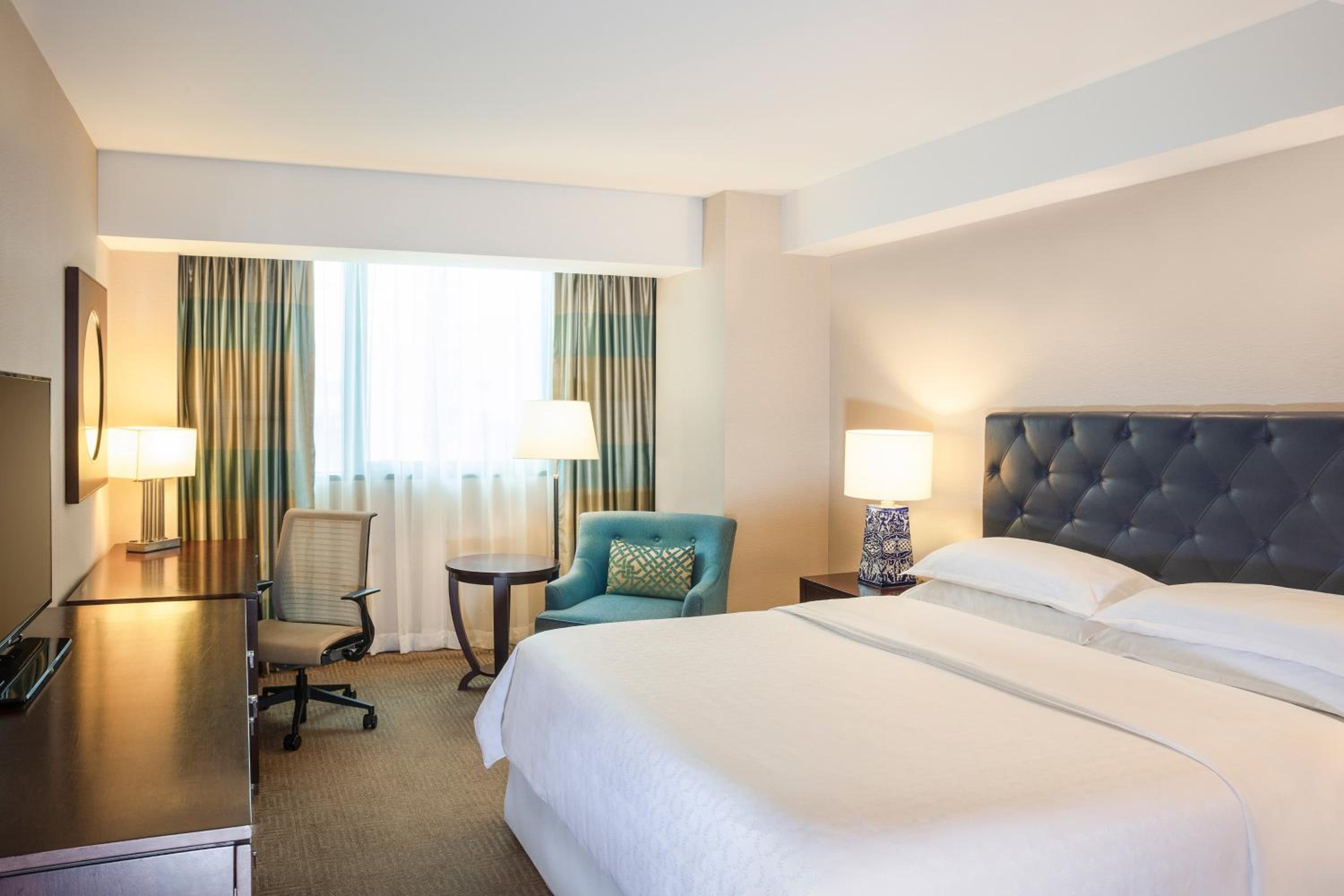 Business Deluxe, Guest room, 1 King                          - Photo 1