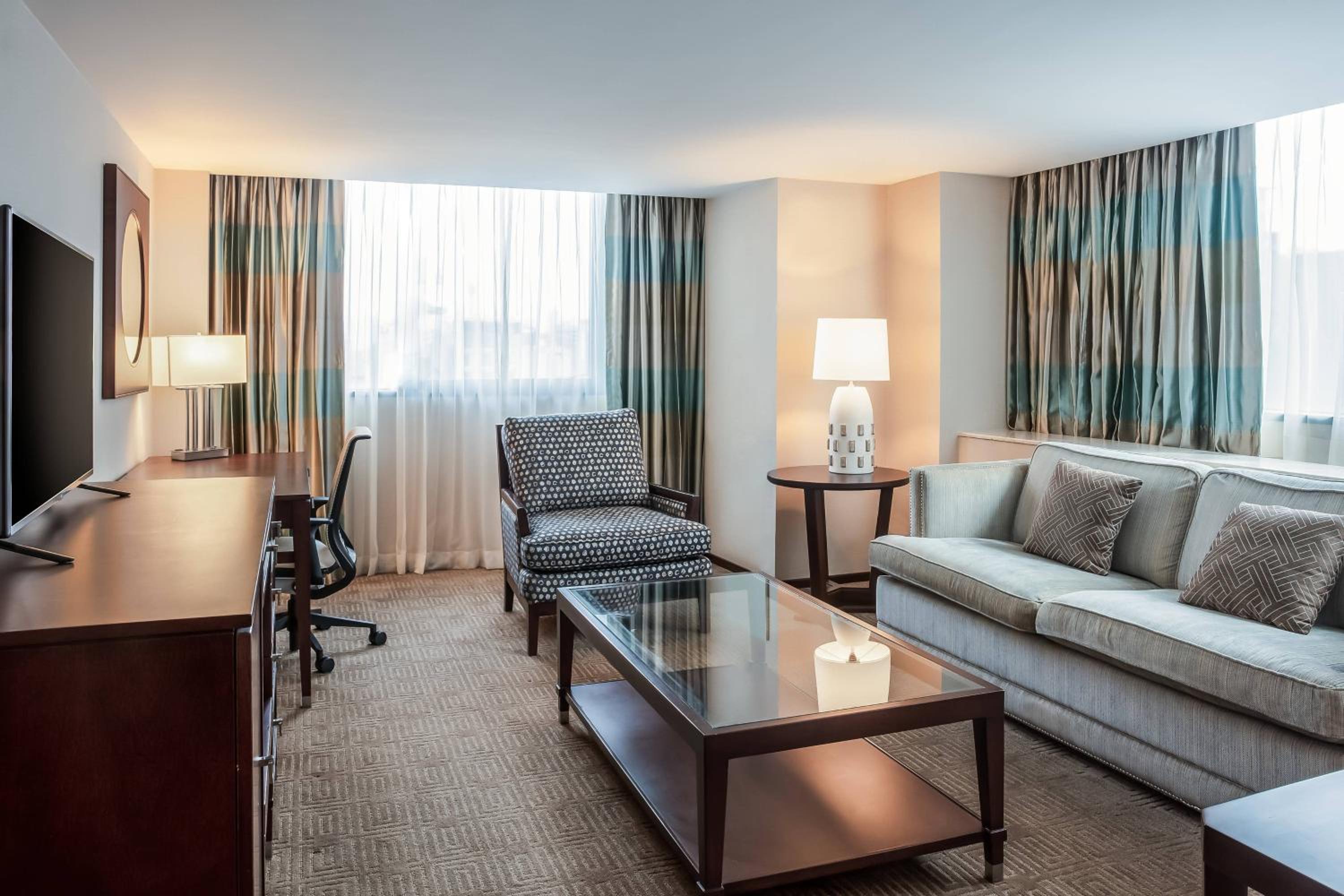 Corner Suite, Club lounge access, 1 Bedroom Suite, 1 King    - Photo 8