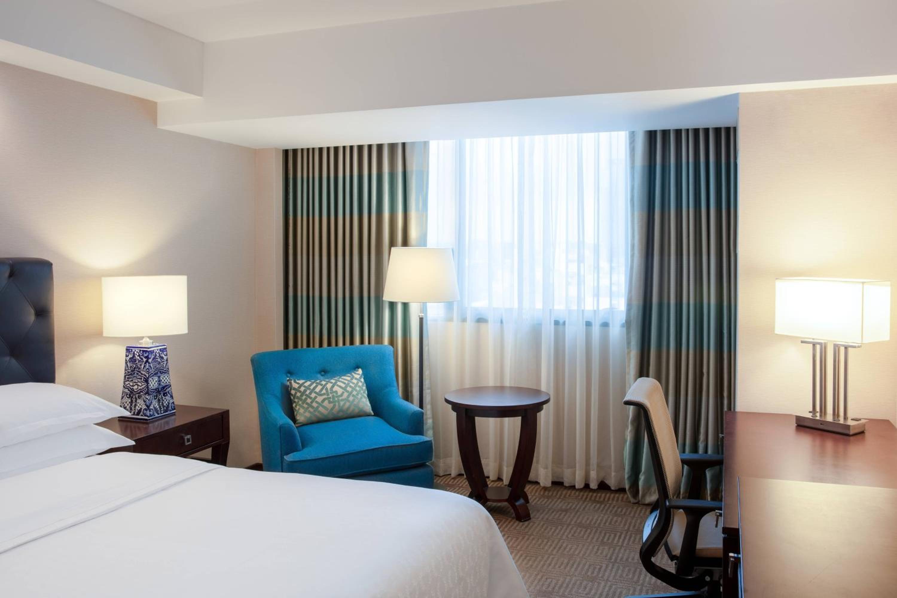 Business Deluxe, Guest room, 1 Queen, Reforma Tower          - Photo 6