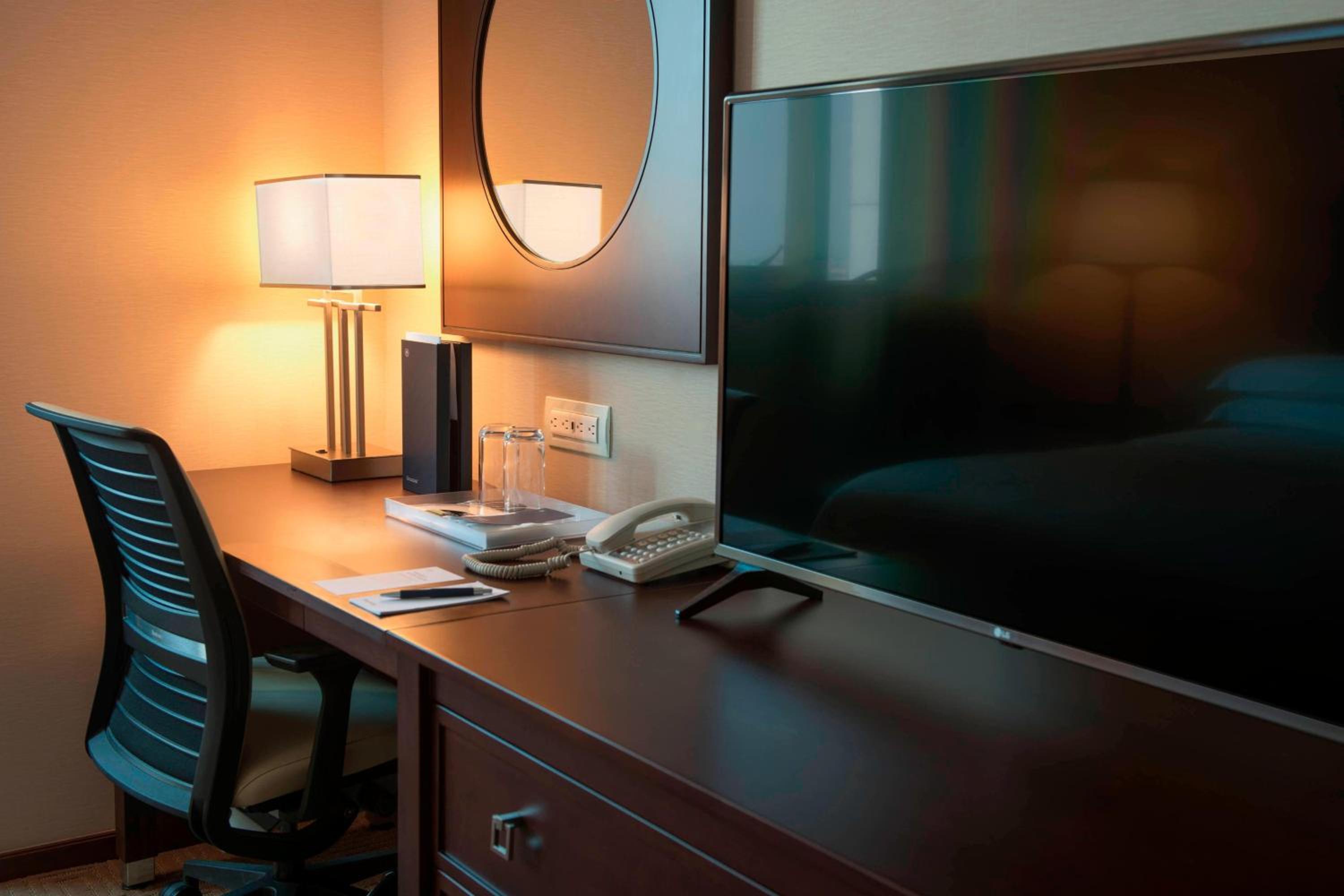 Business Deluxe, Guest room, 1 King                          - Photo 6