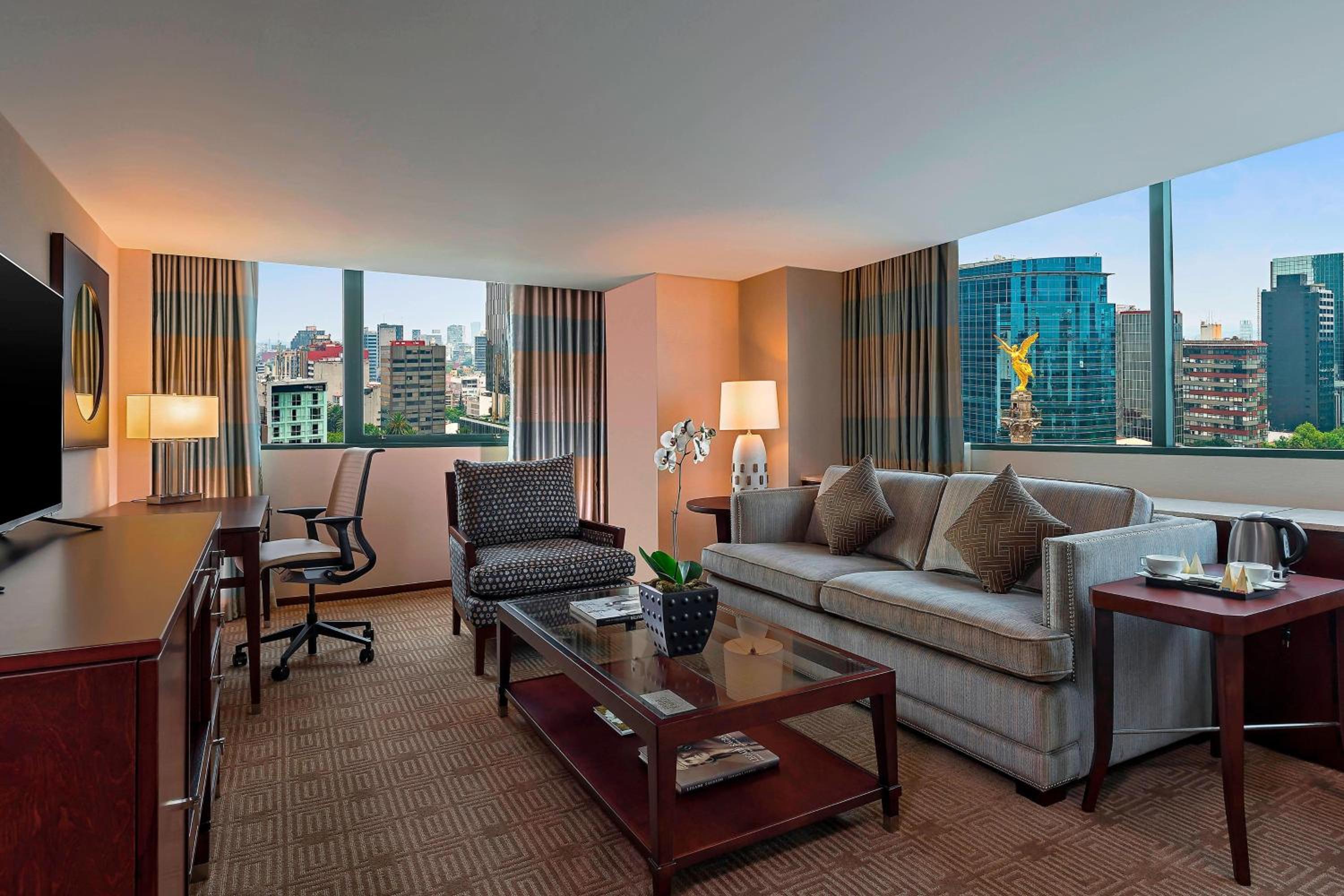Corner Suite, Club lounge access, 1 Bedroom Suite, 1 King    - Photo 7