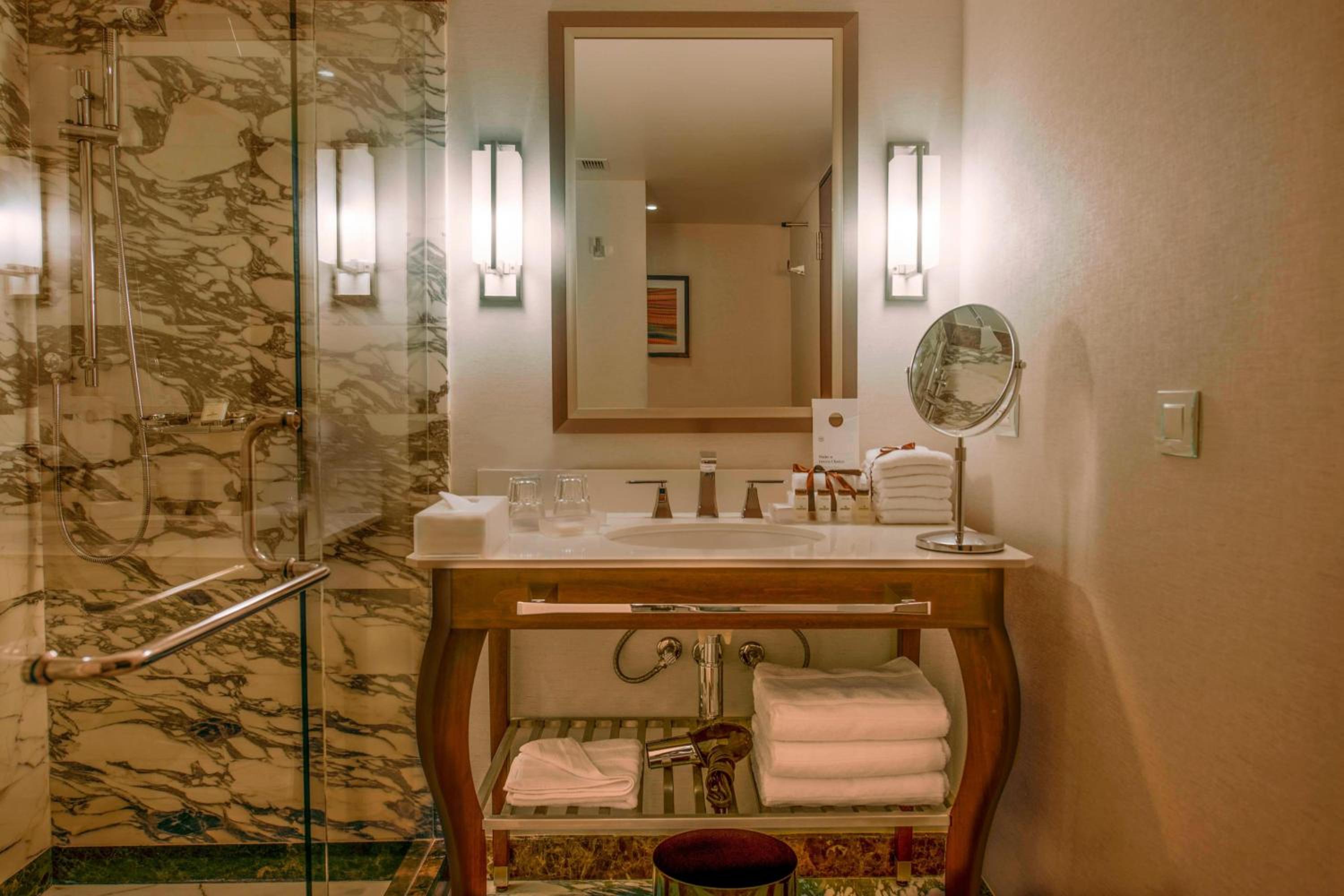 Business Deluxe, Guest room, 1 King                          - Photo 5