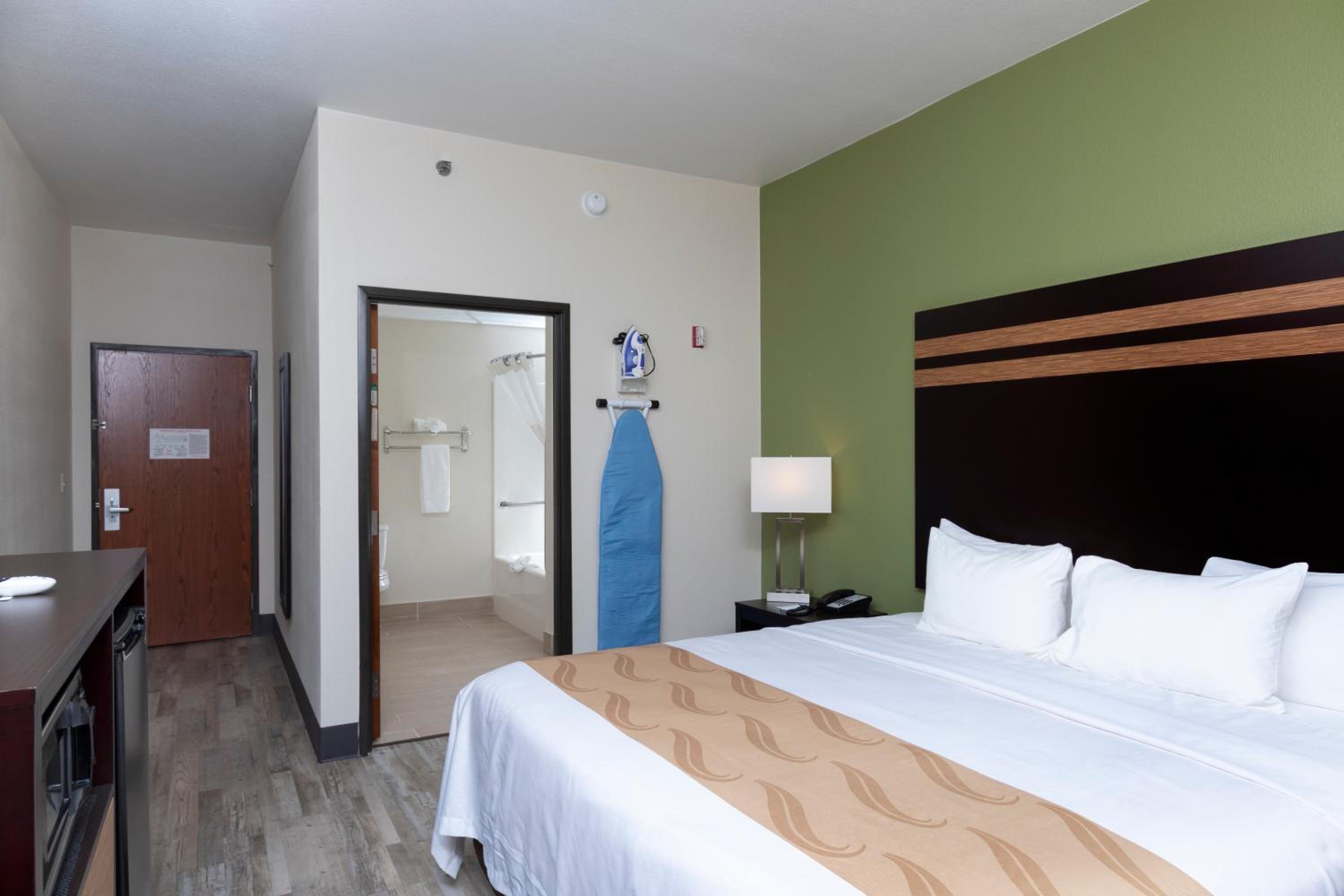 King Room - Accessible/Non-Smoking photo 3