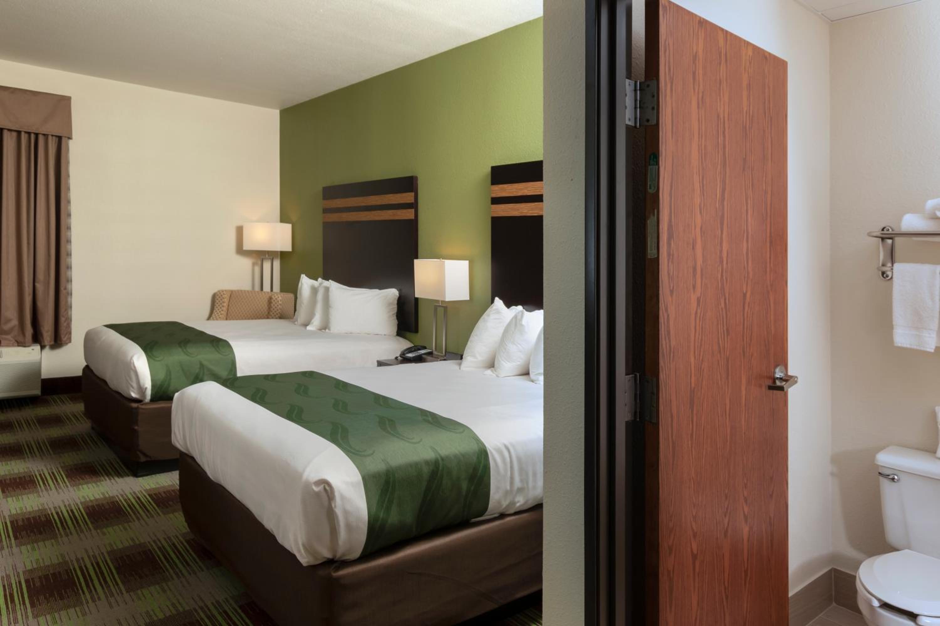 Queen Room with Two Queen Beds - Non Smoking - Photo 2