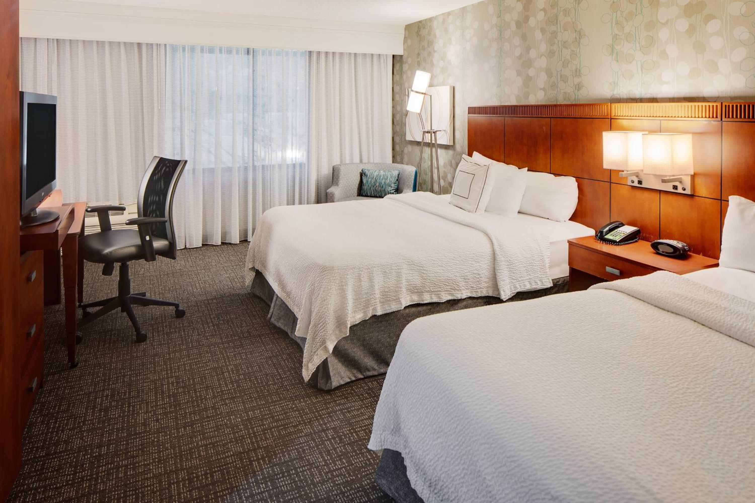 Standard Queen Room with Two Queen Beds - Photo 2