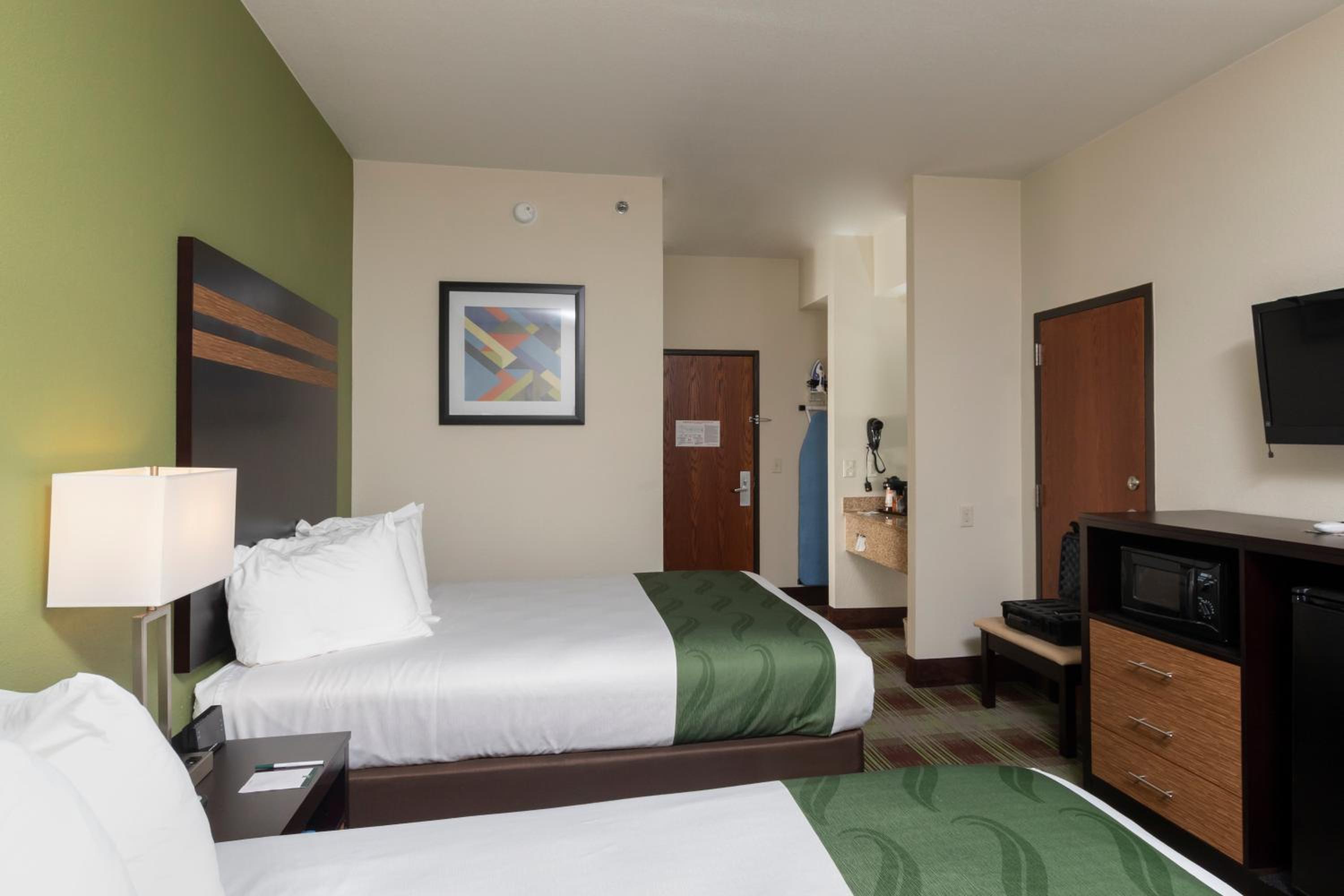 Queen Room with Two Queen Beds - Non Smoking - Photo 4