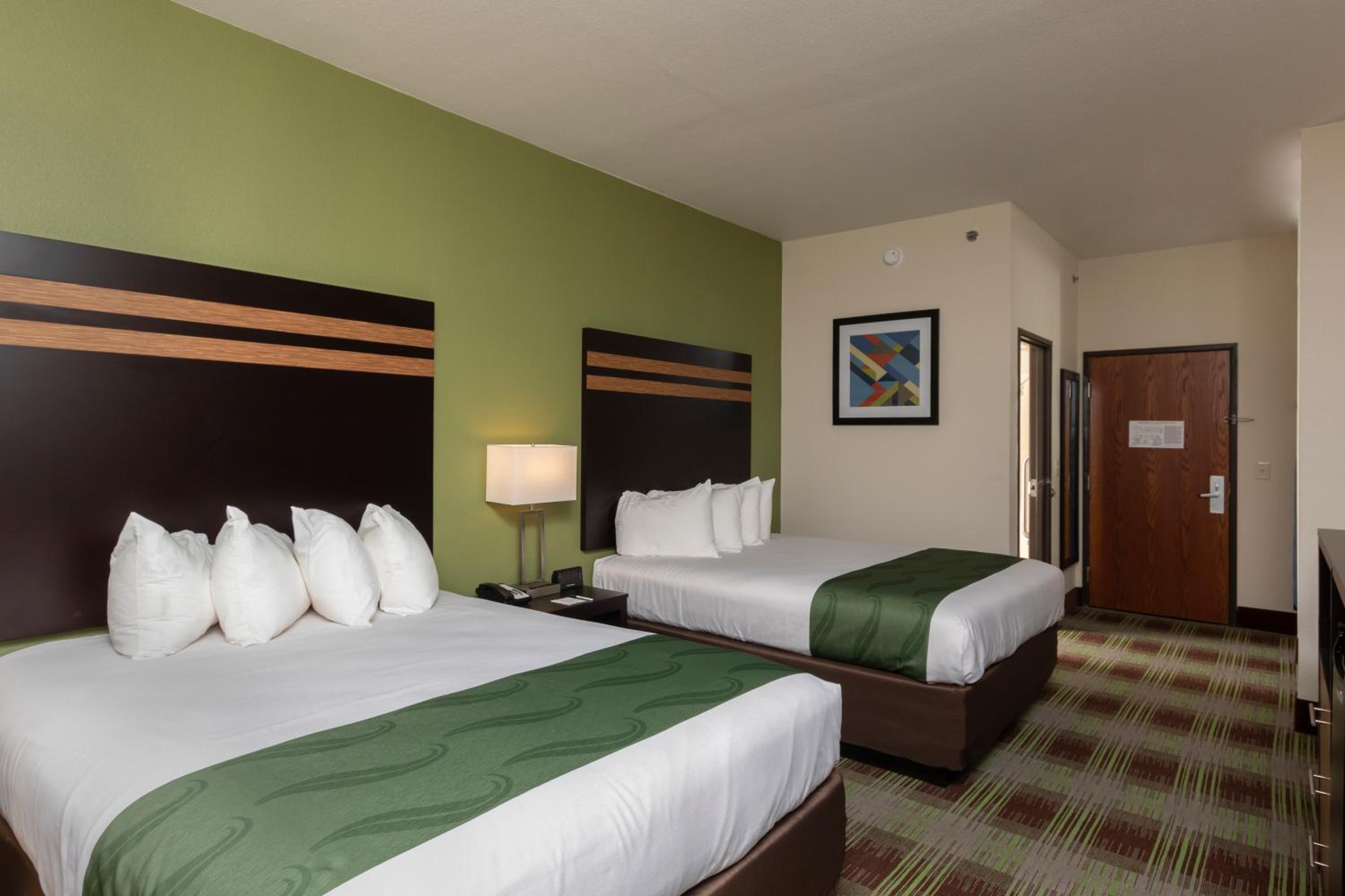 Queen Room with Two Queen Beds - Non Smoking - Photo 5