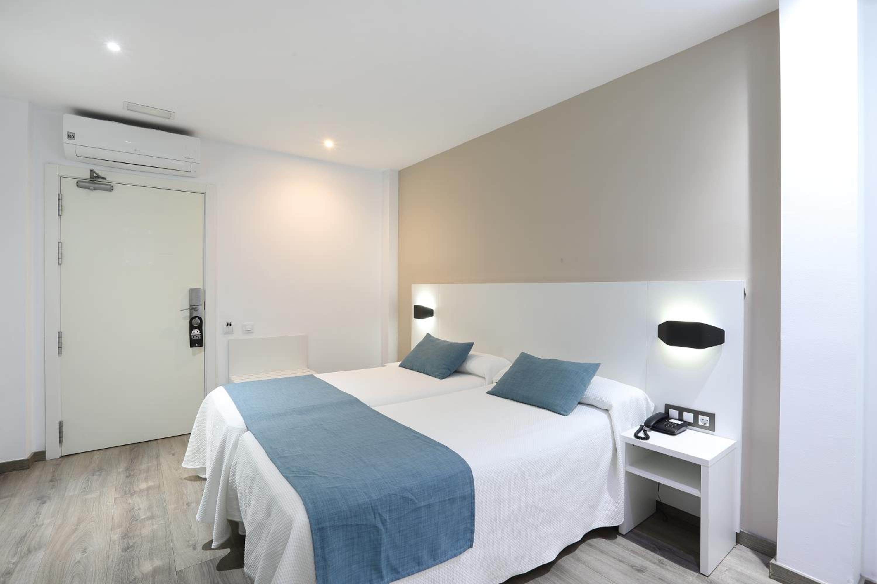Standard Double or Twin Room - Photo 4