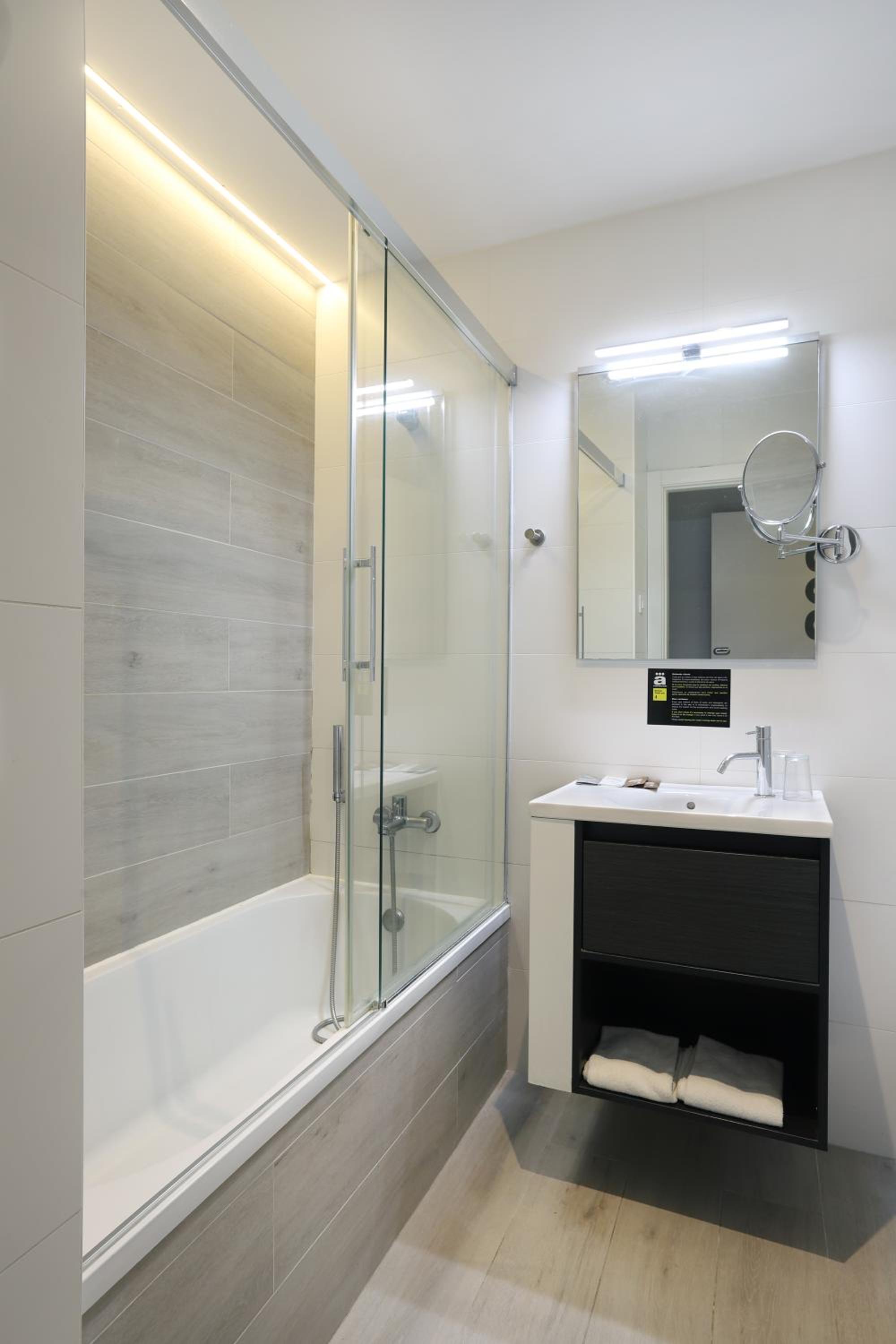 Superior Double or Twin Room with City View - Photo 2