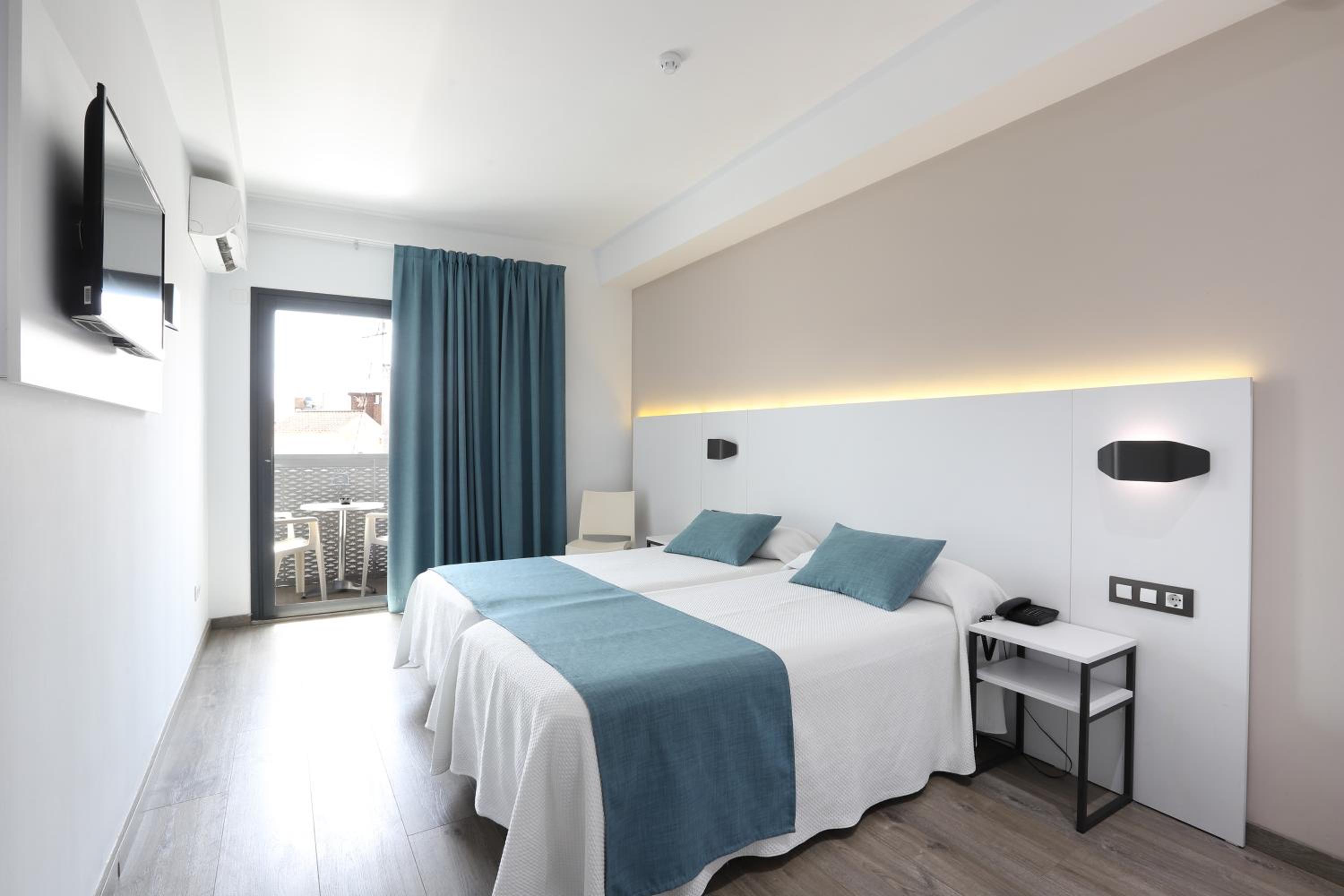 Superior Double or Twin Room with City View - Photo 4