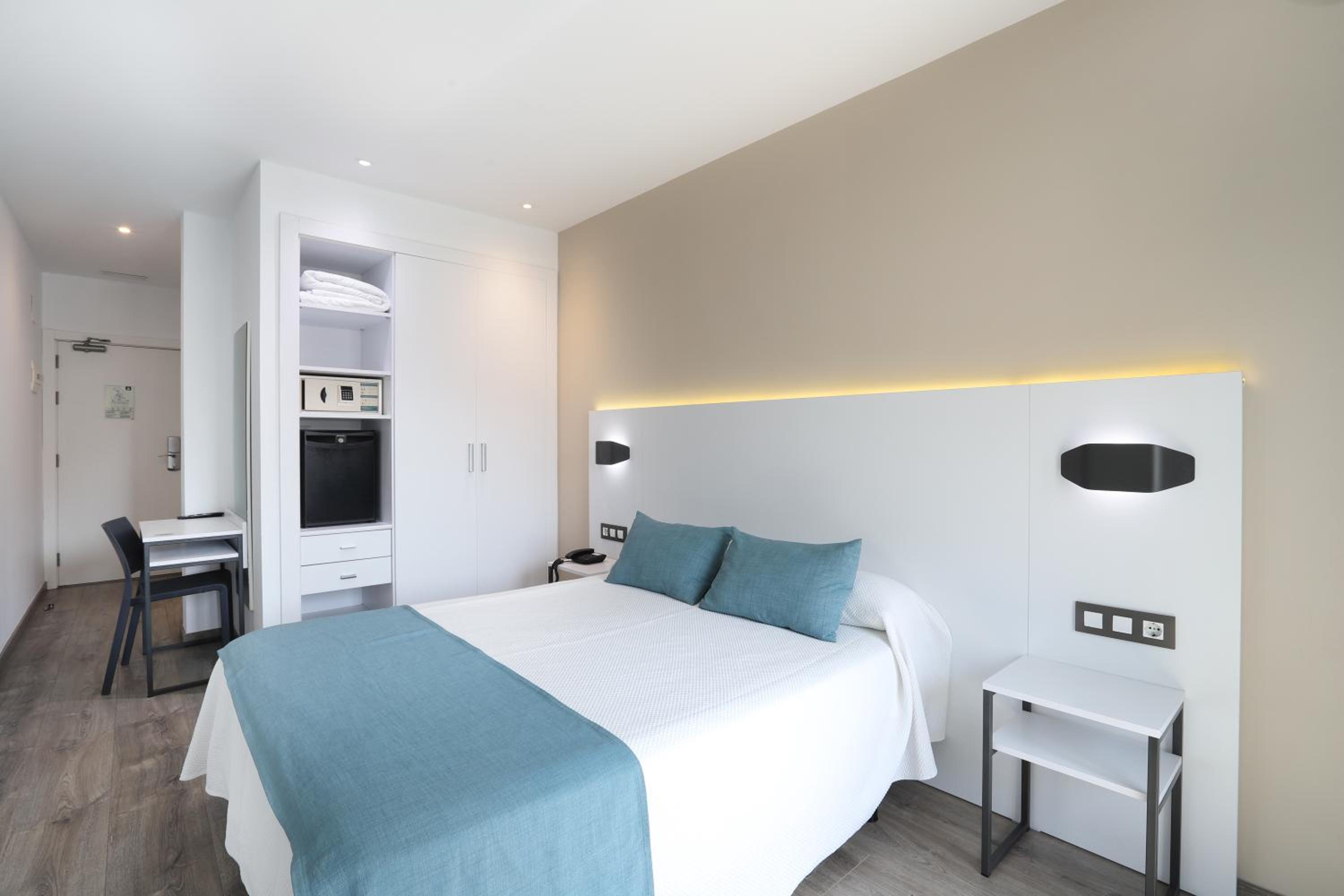 Superior Double or Twin Room with City View - Photo 3