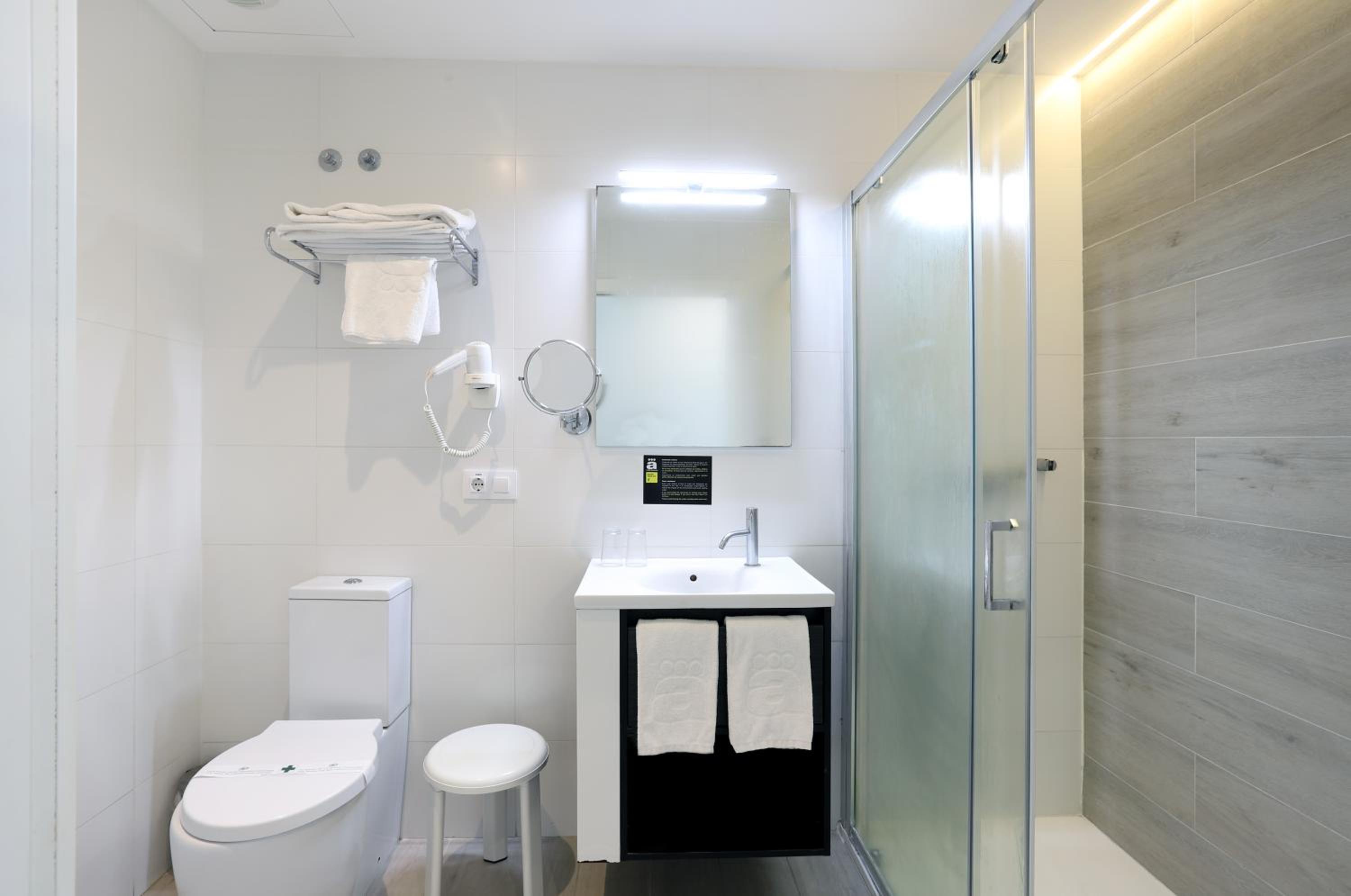 Superior Double or Twin Room with City View - Photo 6