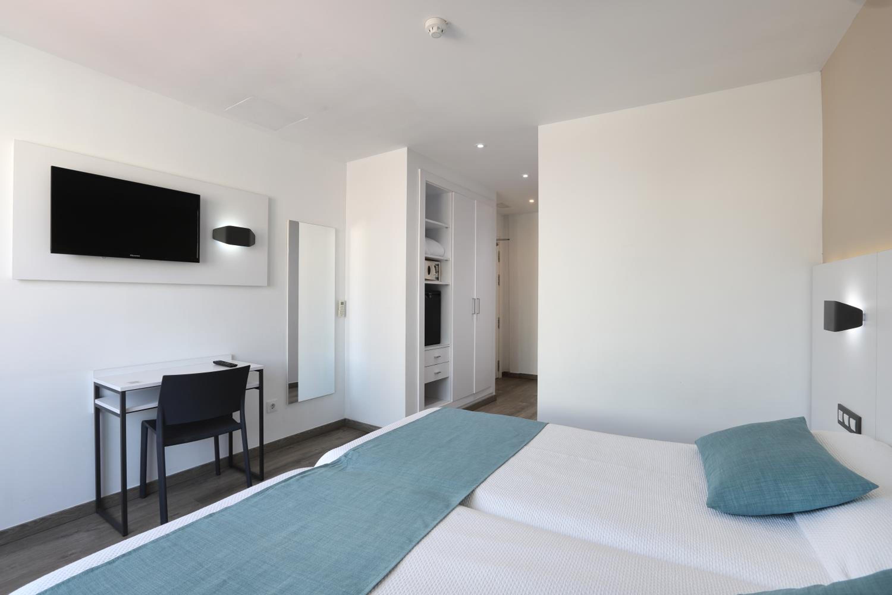 Double or Twin Room with City View (2+1) - Photo 4