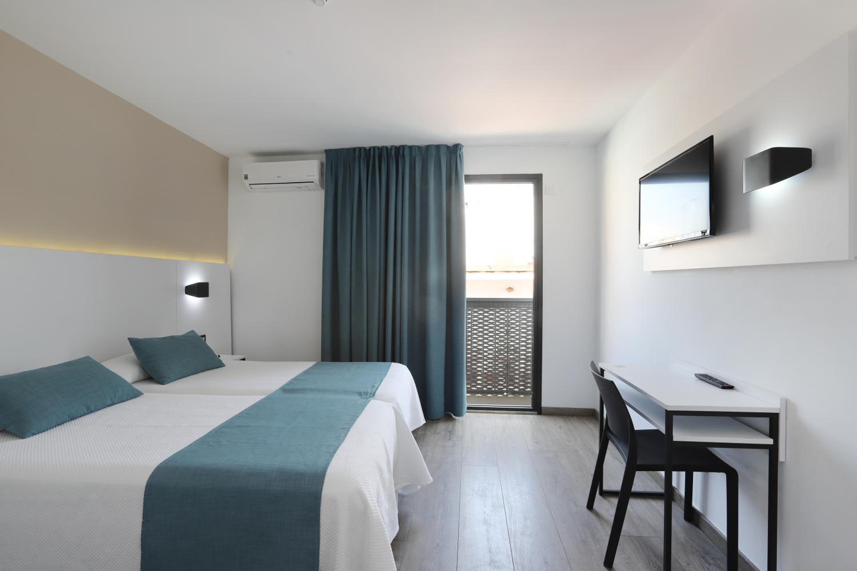 Double or Twin Room with City View (2+1) - Photo 1