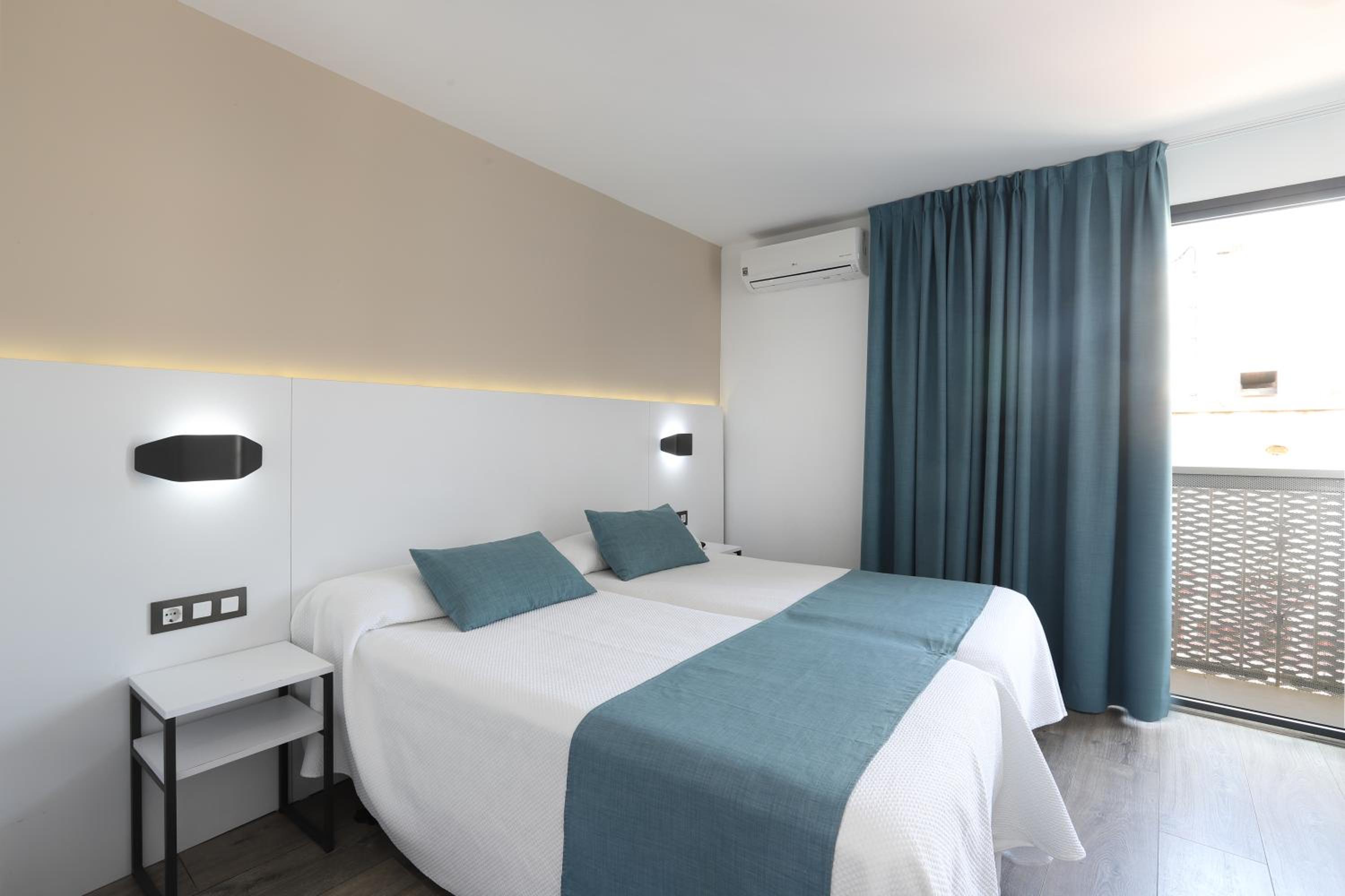 Double or Twin Room with City View (2+1) - Photo 3