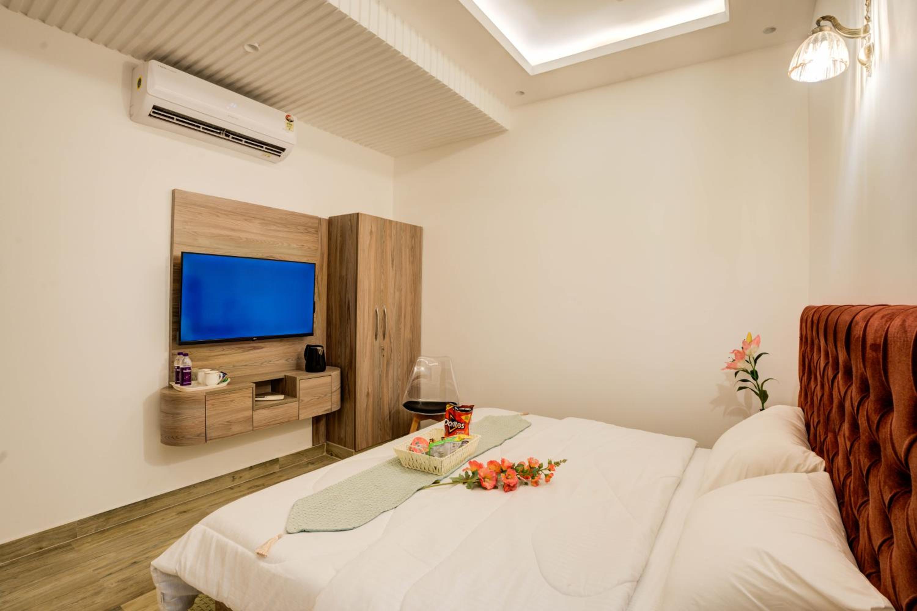 Deluxe Room - Photo 11