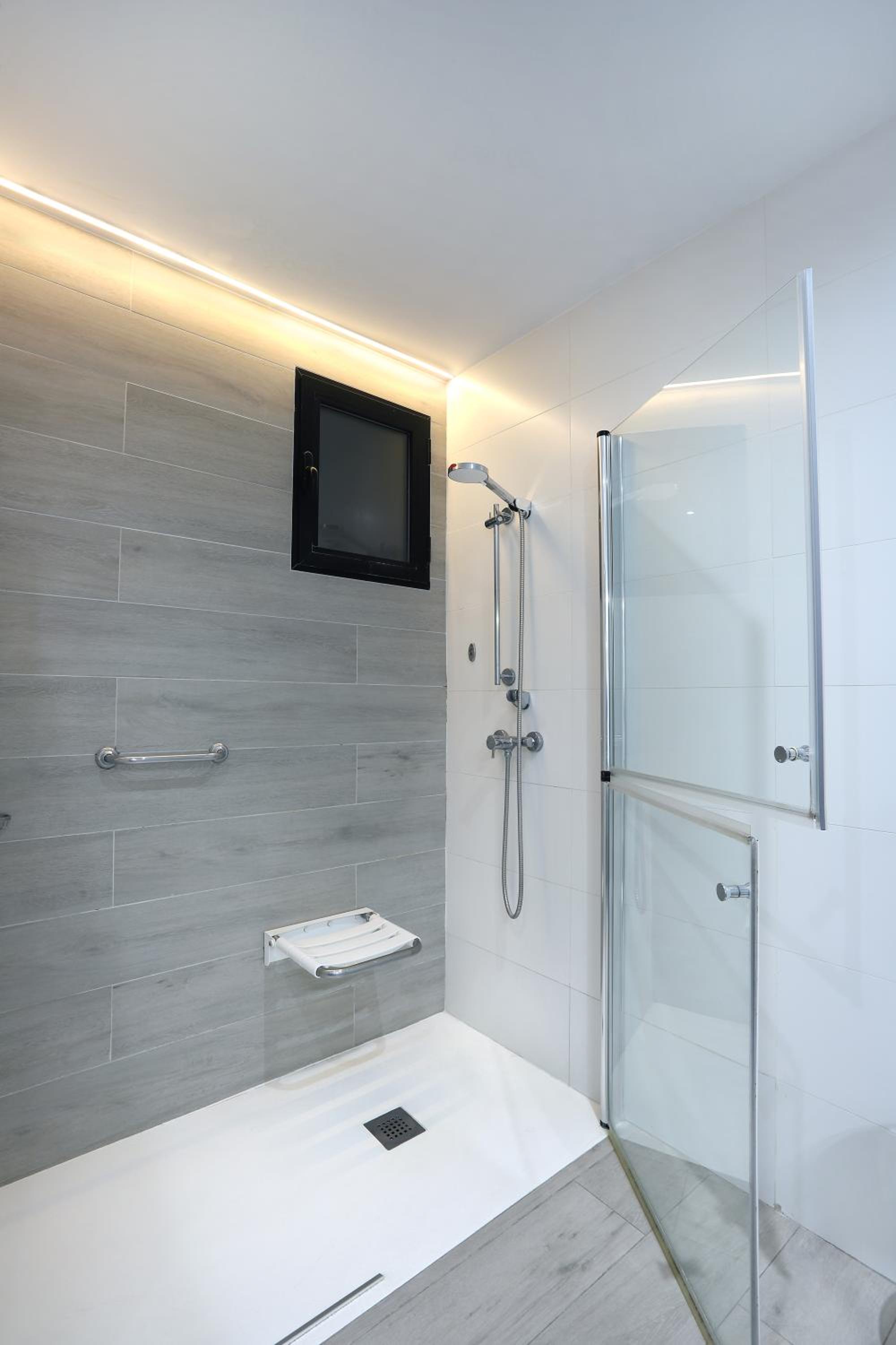 Standard Double or Twin Room - Photo 9