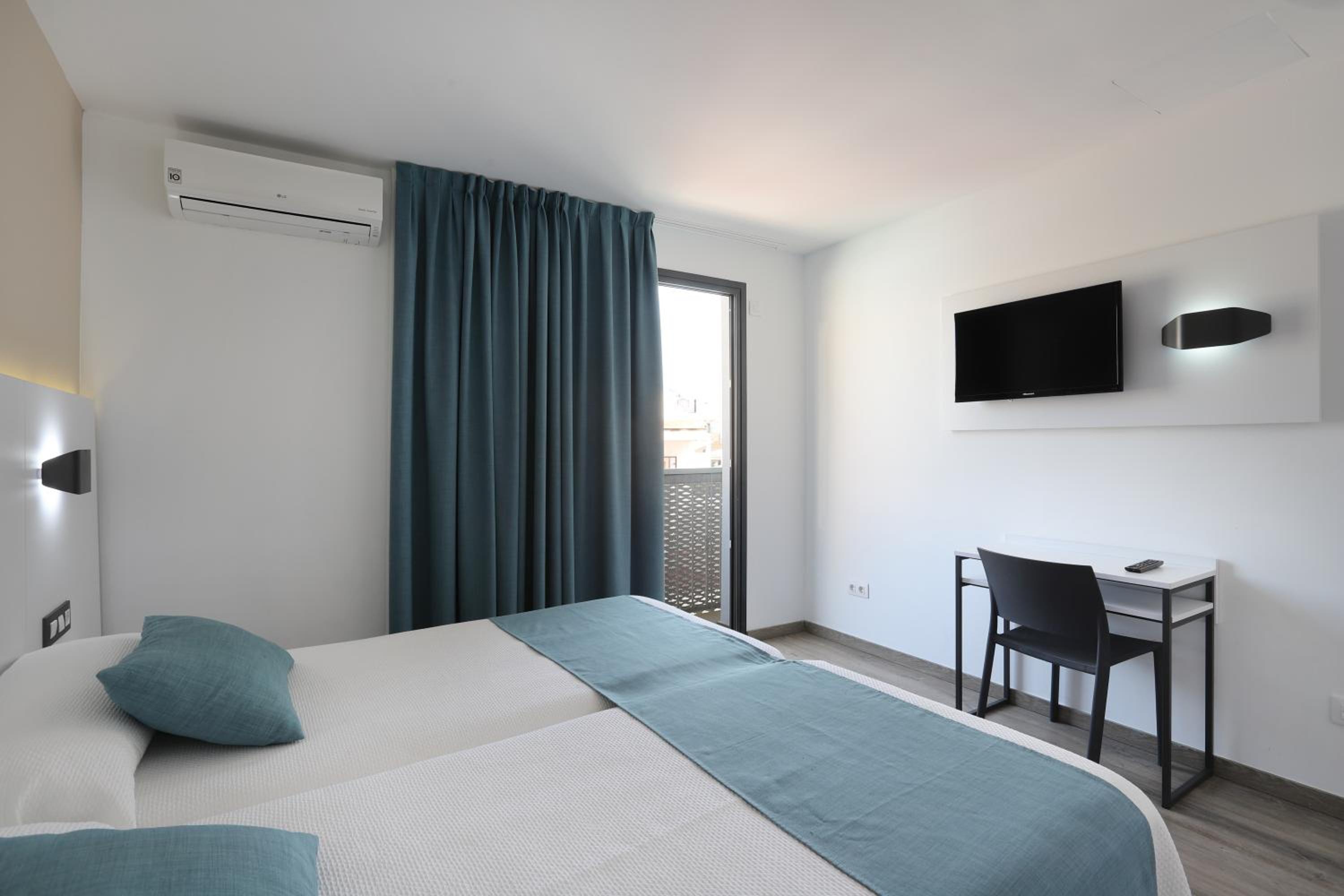 Double or Twin Room with City View (2+1) - Photo 5