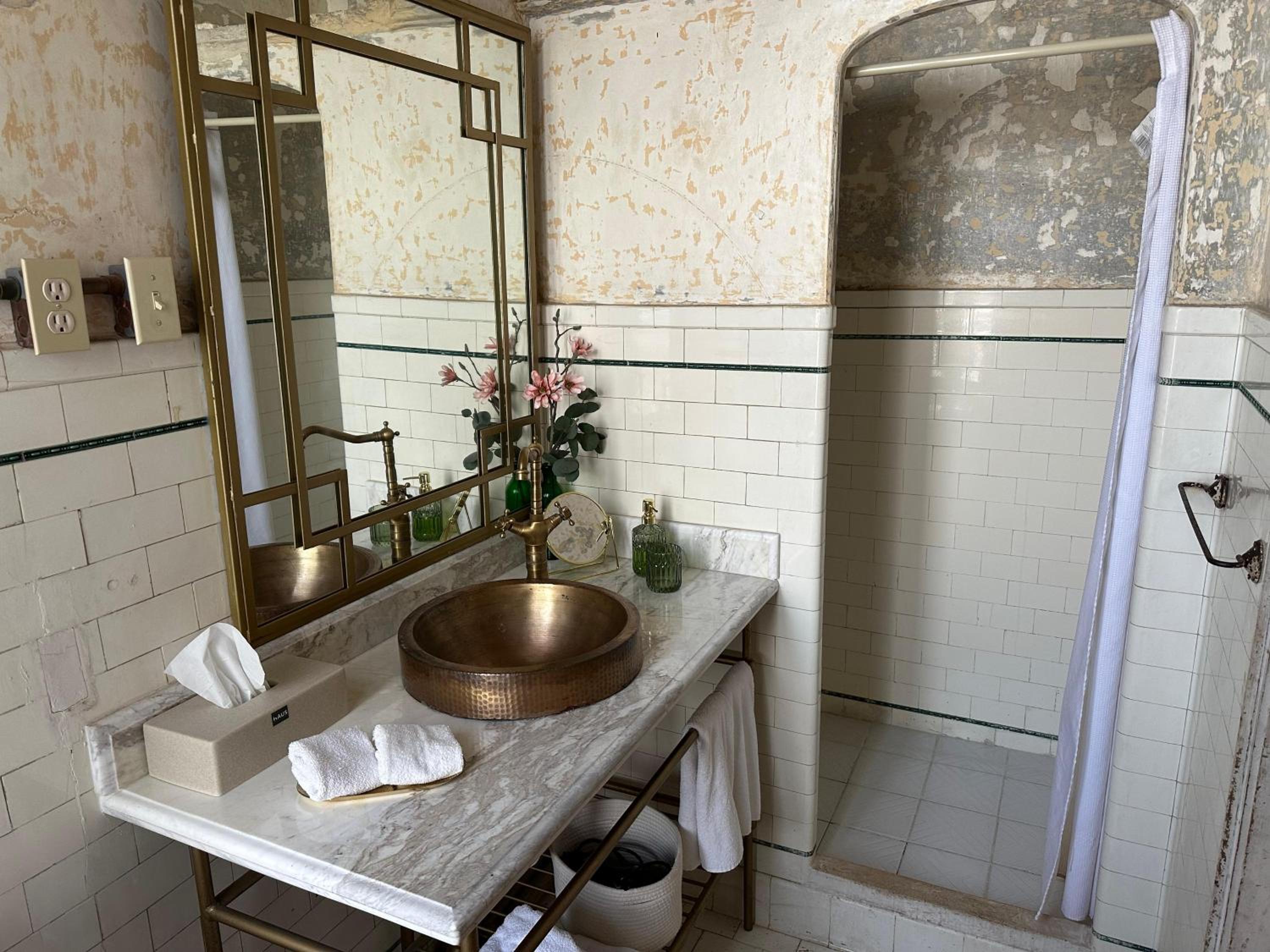 Suite - Photo 3